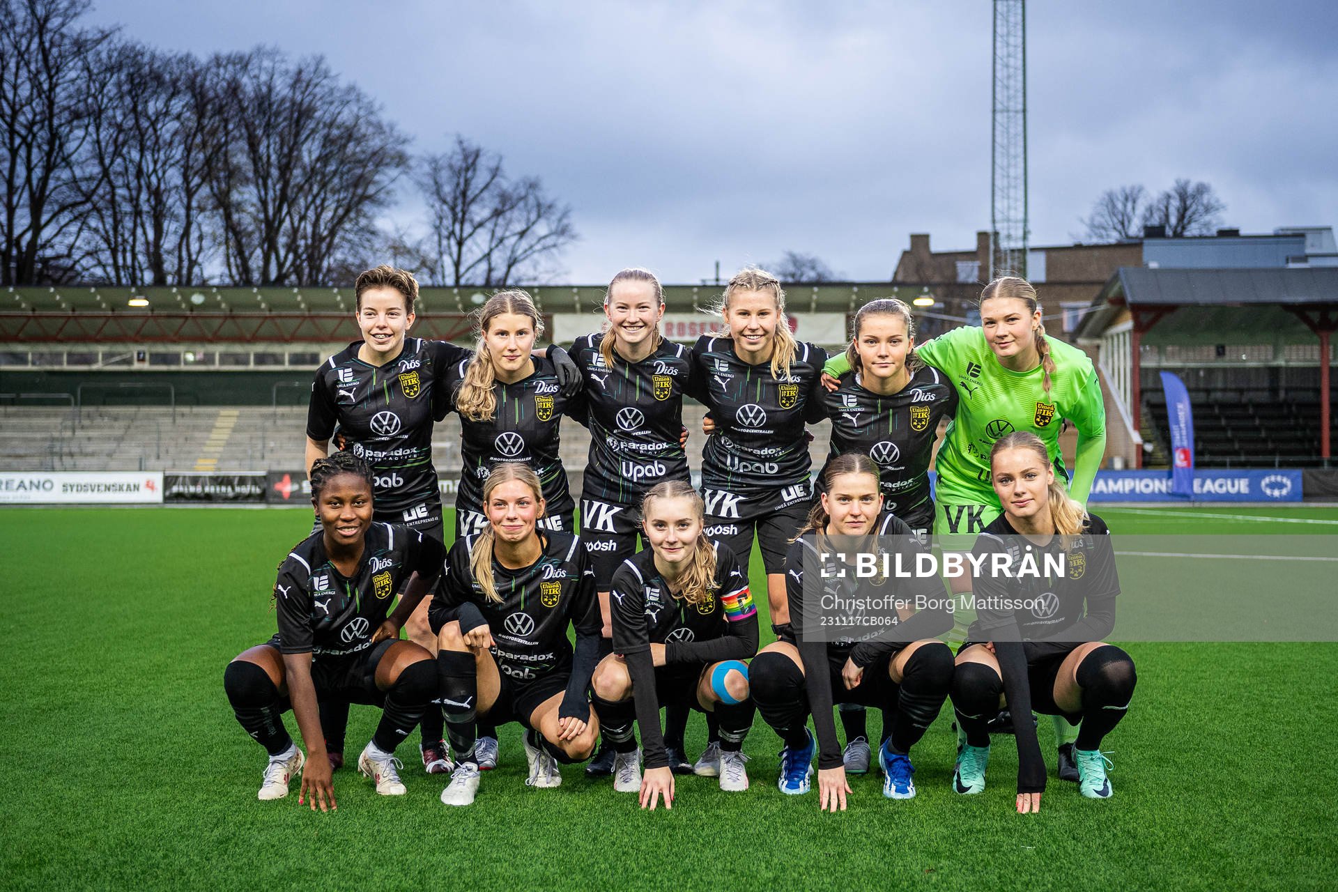 Umeås spelare ställer upp för en lagbild