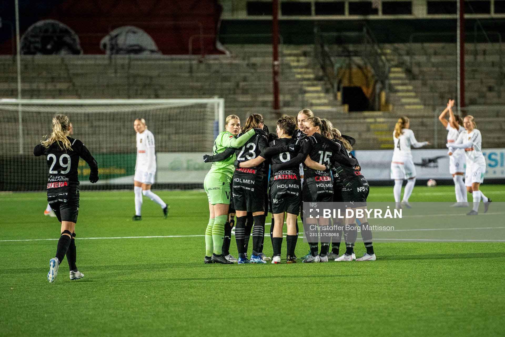 Umeås spelare samlas under fotbollsmatchen i Svenska Spel F19 Slutspel 2023 mellan Umeå IK och Brommapojkarna den 17 november 2023 i Malmö.