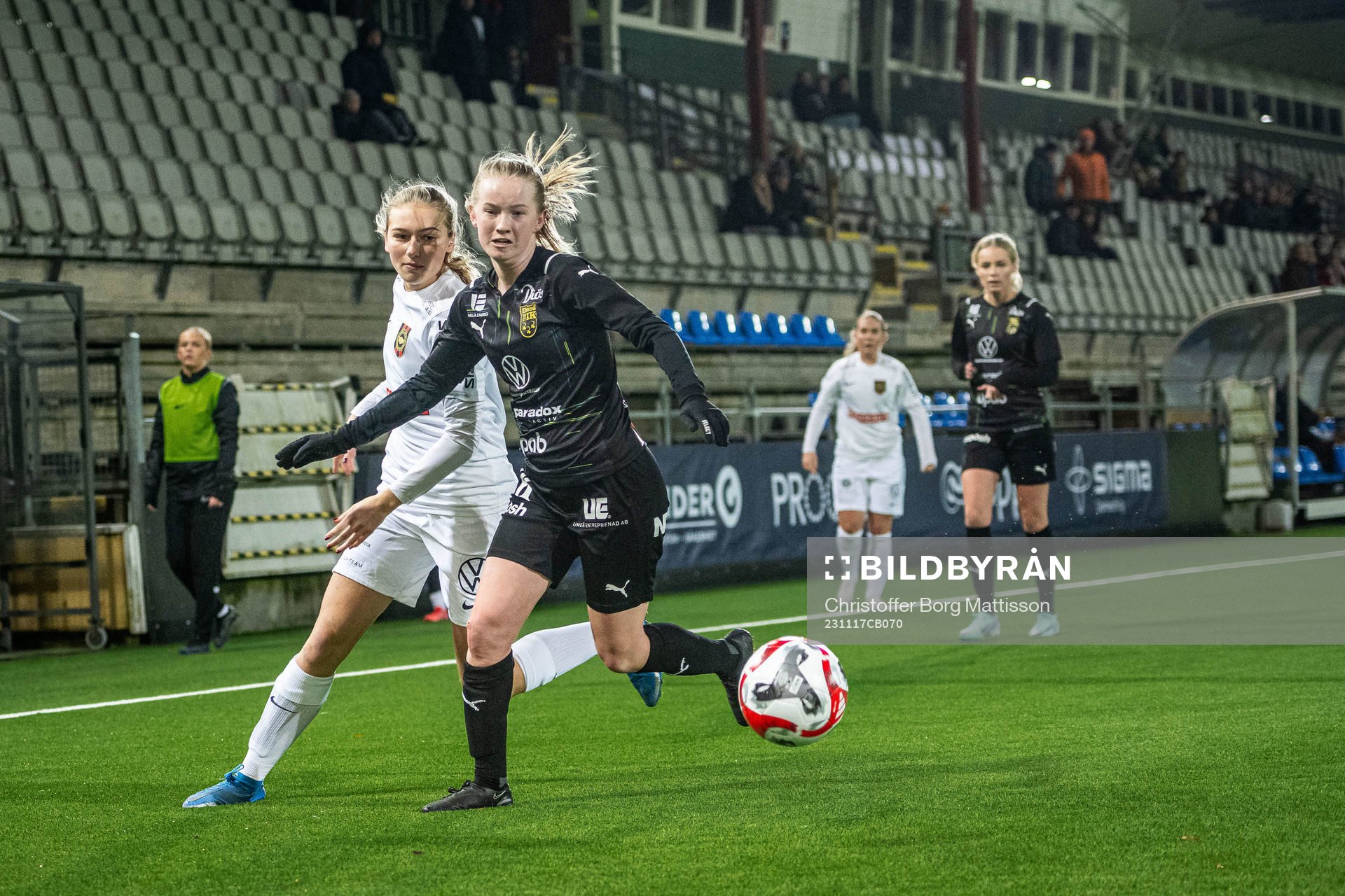 Brommapojkarnas Alice Bååthe och Umeås Tuva Nilsson