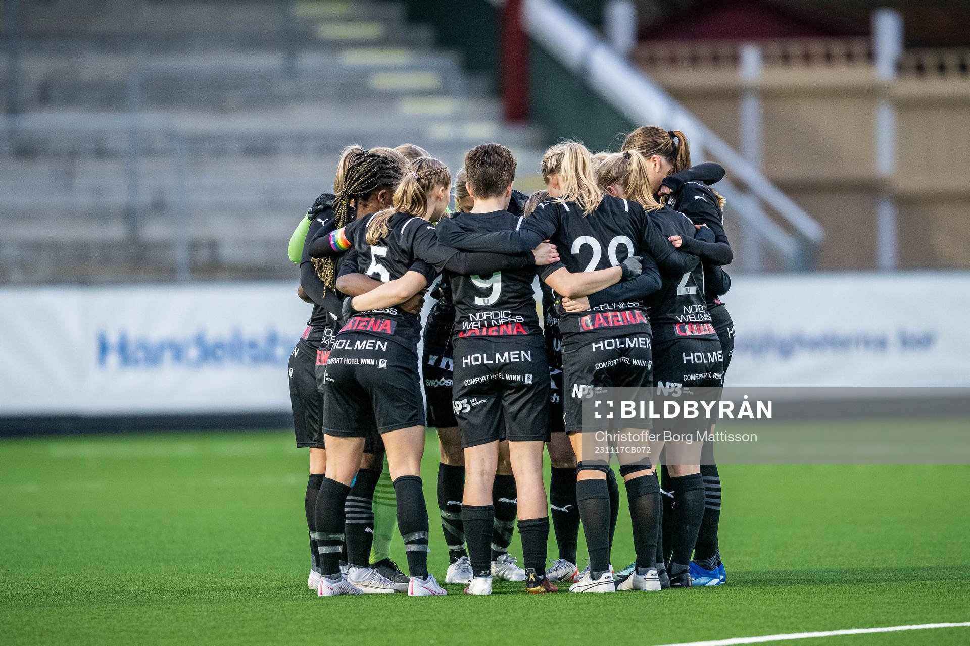 Umeås spelare samlas under fotbollsmatchen i Svenska Spel F19 Slutspel 2023 mellan Umeå IK och Brommapojkarna den 17 november 2023 i Malmö.