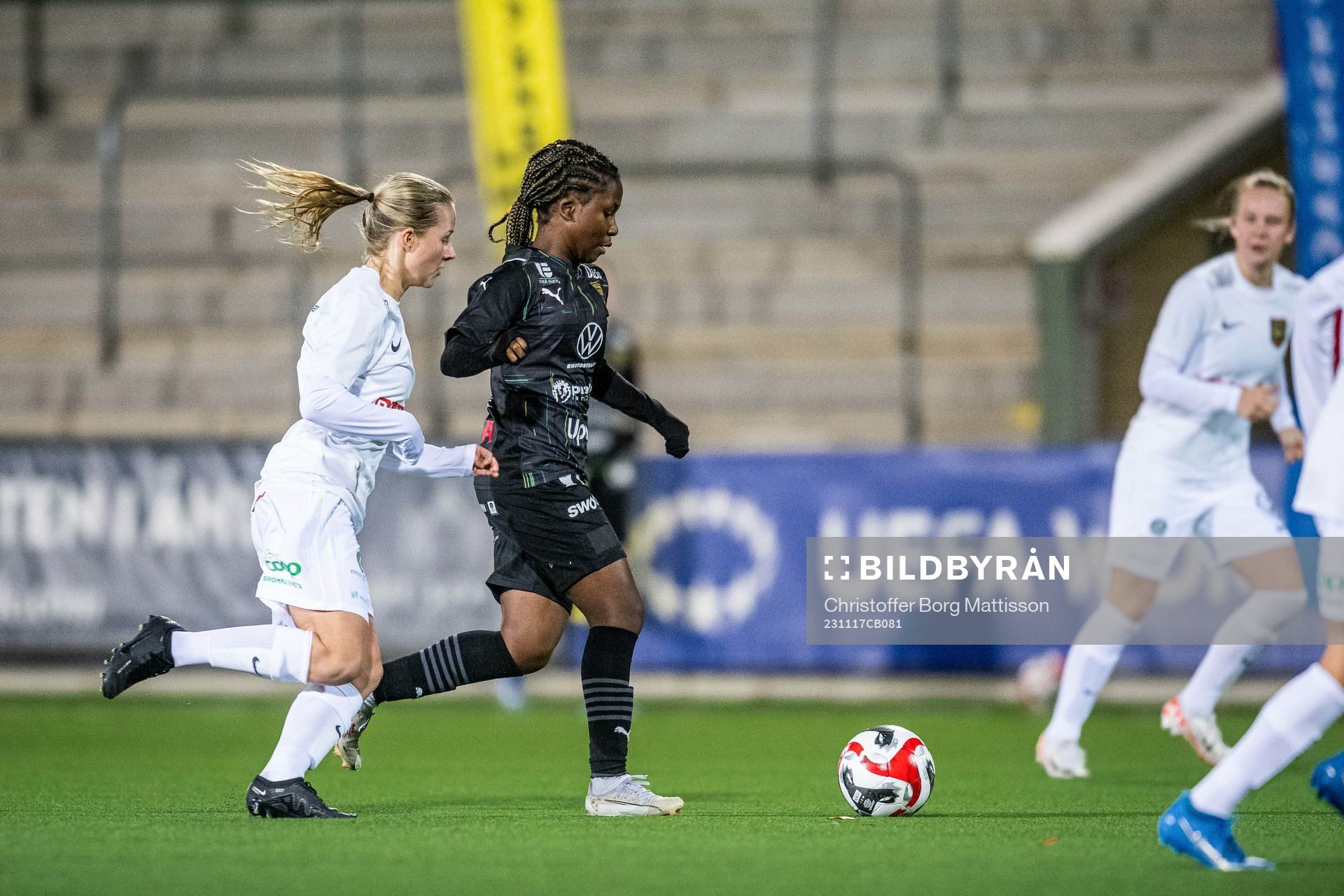 Brommapojkarnas Klara Bengtsson och Umeås Jackie Epie Fokwa