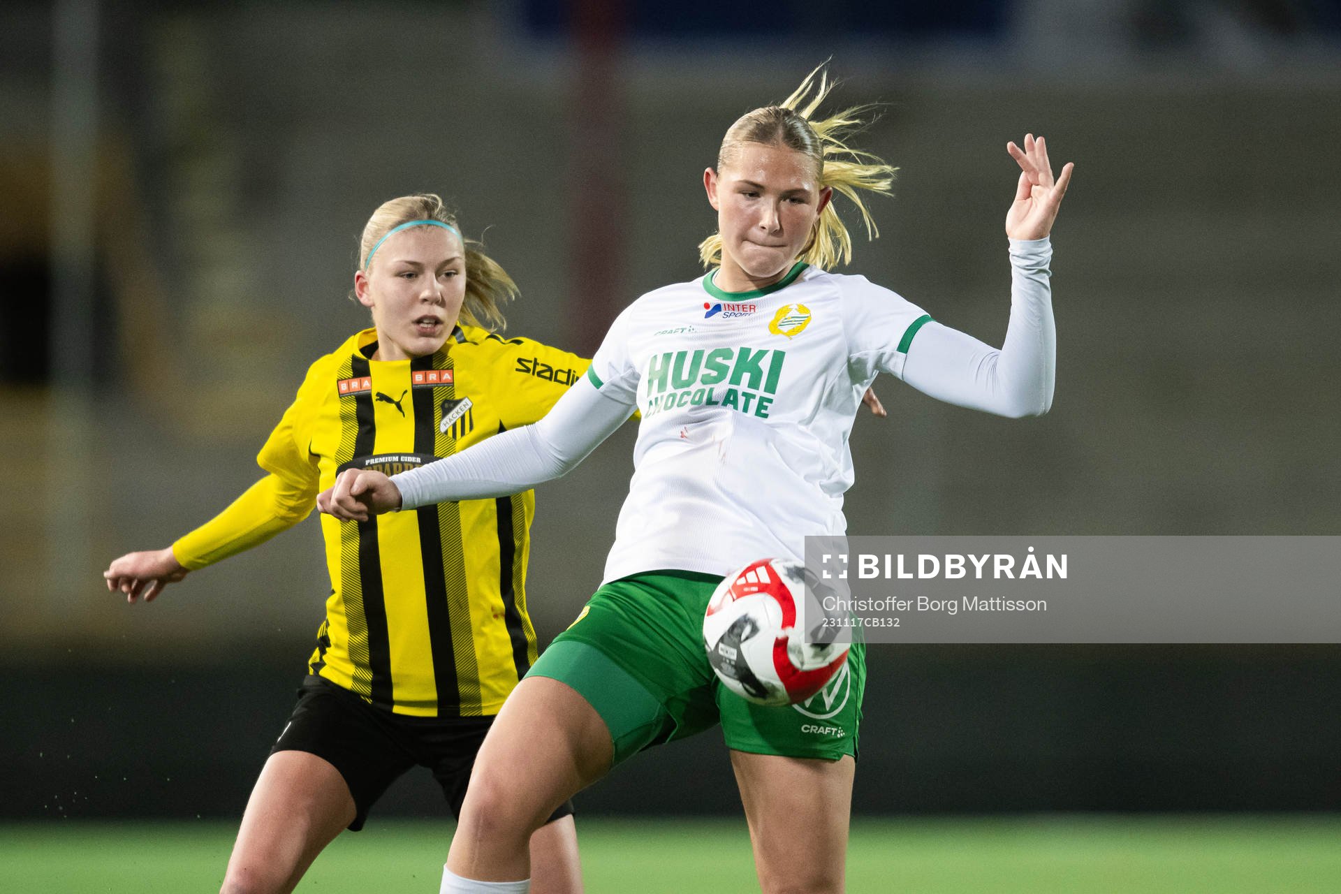 Häckens Matilda Larsson och Hammarbys Alice Wehinger