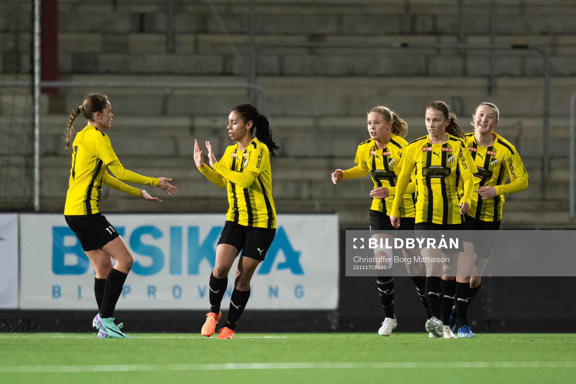 Häckens Stella Oyoko Bengtsson jublar med lagkamrater