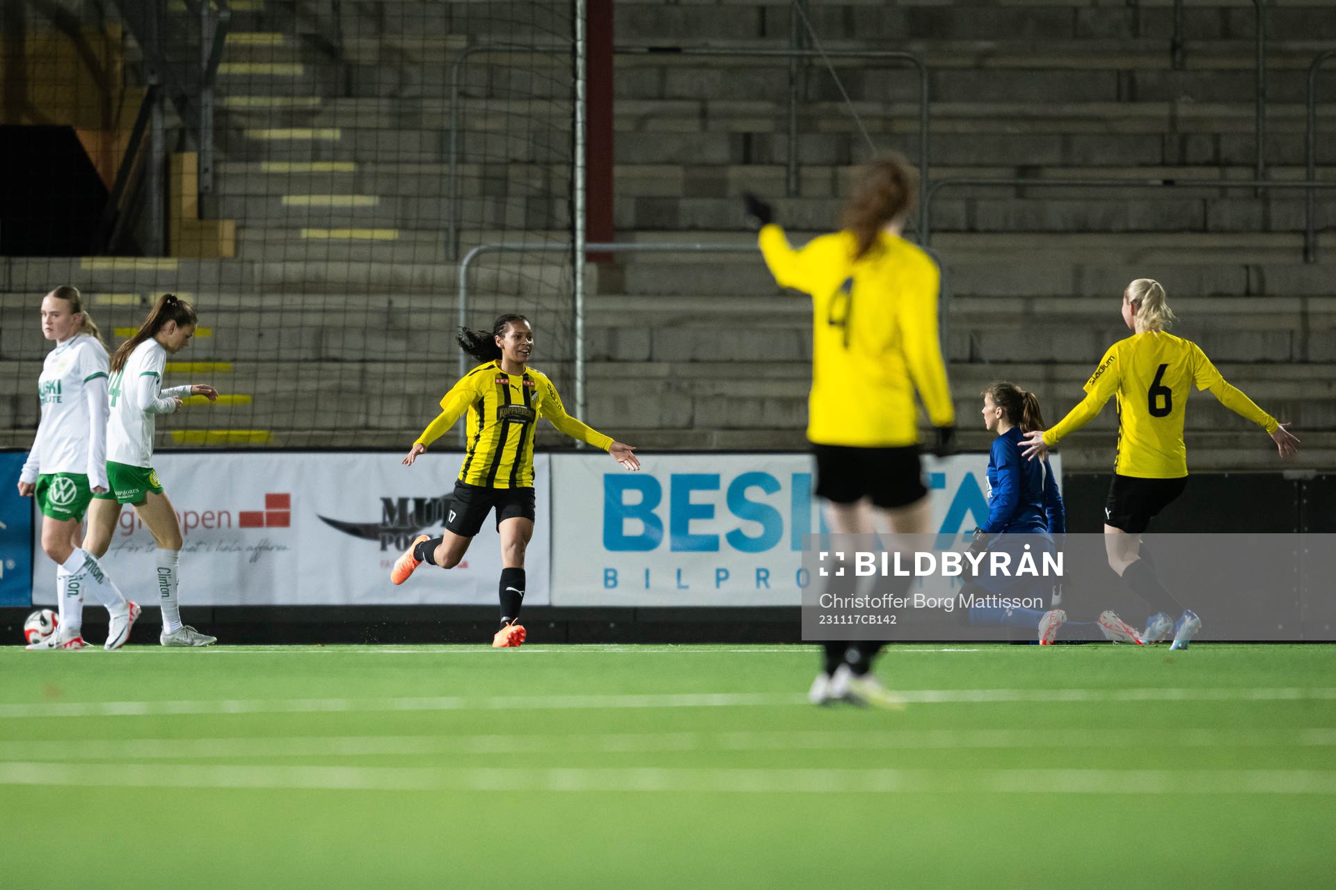 Häckens Stella Oyoko Bengtsson jublar med lagkamrater efter 2-3 under fotbollsmatchen i Svenska Spel F19 Slutspel 2023 mellan Häcken och Hammarby den 17 november 2023 i Malmö.