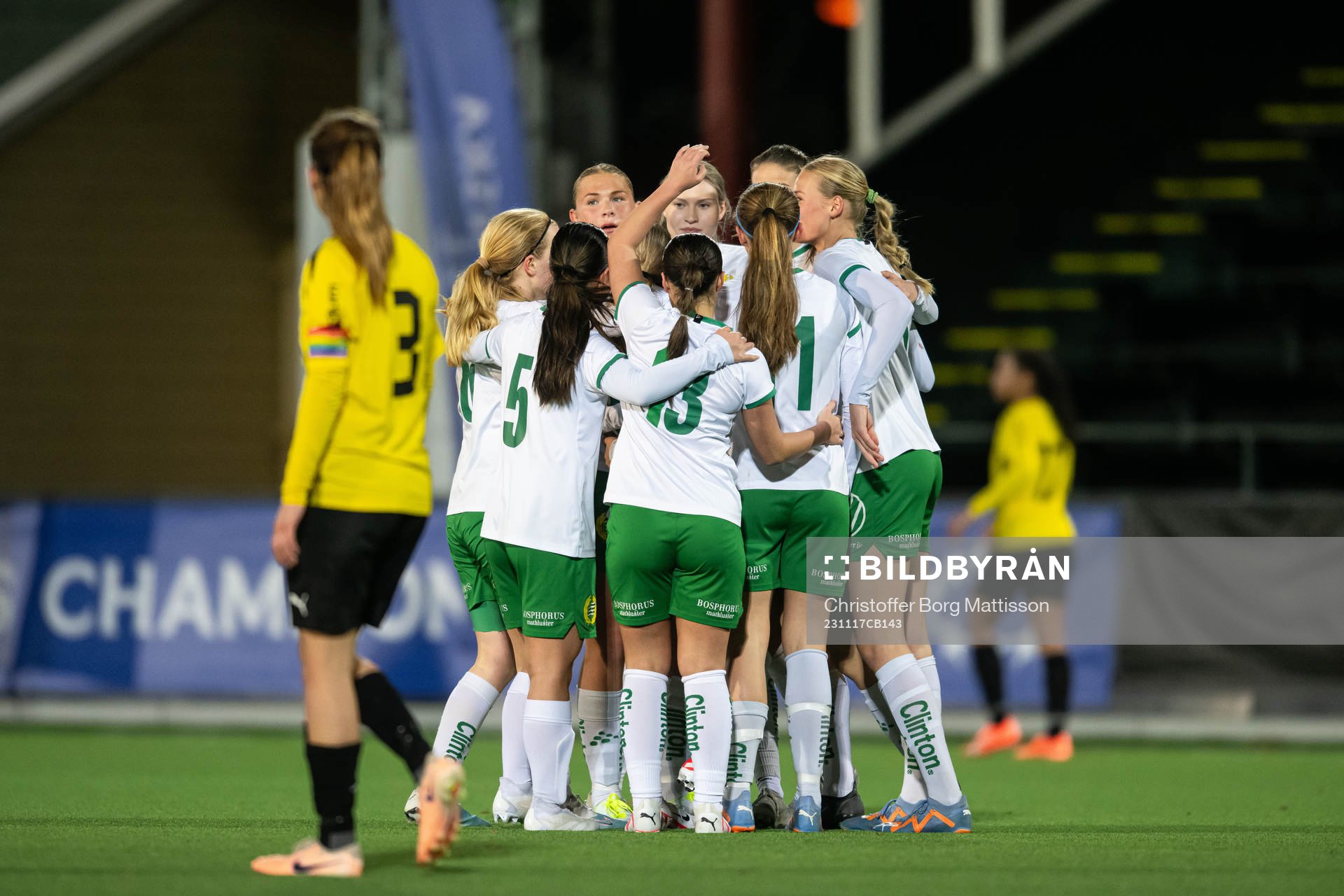 Hammarbys Ida Gagnfors jublar med lagkamrater efter 2-4 under fotbollsmatchen i Svenska Spel F19 Slutspel 2023 mellan Häcken och Hammarby den 17 november 2023 i Malmö. 