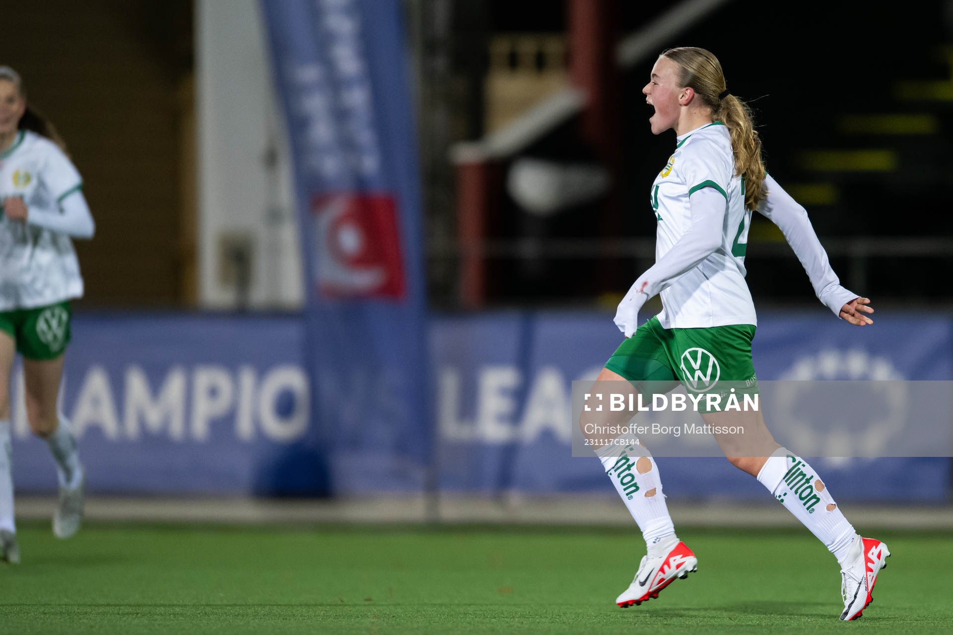 Hammarbys Ida Gagnfors jublar med lagkamrater efter 2-4 under fotbollsmatchen i Svenska Spel F19 Slutspel 2023 mellan Häcken och Hammarby den 17 november 2023 i Malmö.