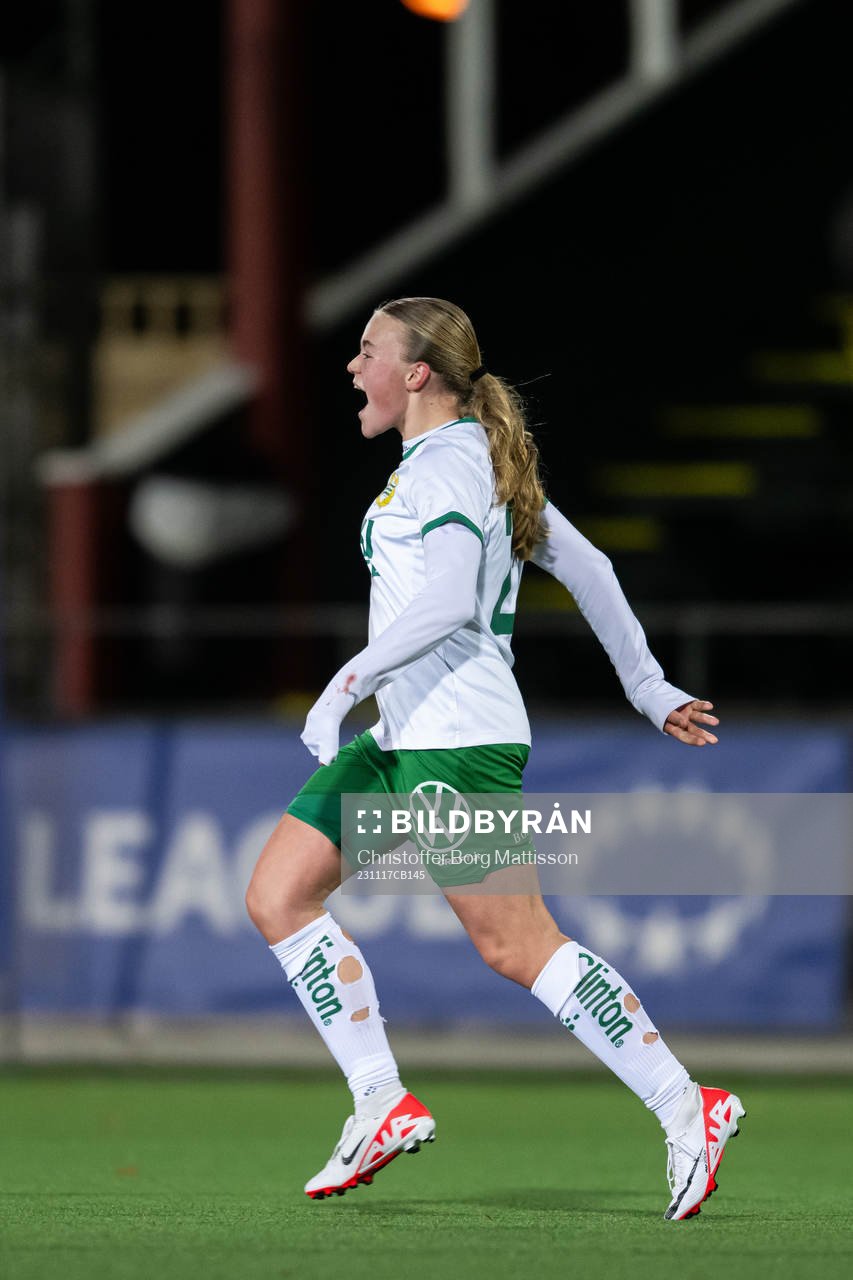 Hammarbys Ida Gagnfors jublar med lagkamrater efter 2-4 under fotbollsmatchen i Svenska Spel F19 Slutspel 2023 mellan Häcken och Hammarby den 17 november 2023 i Malmö.
