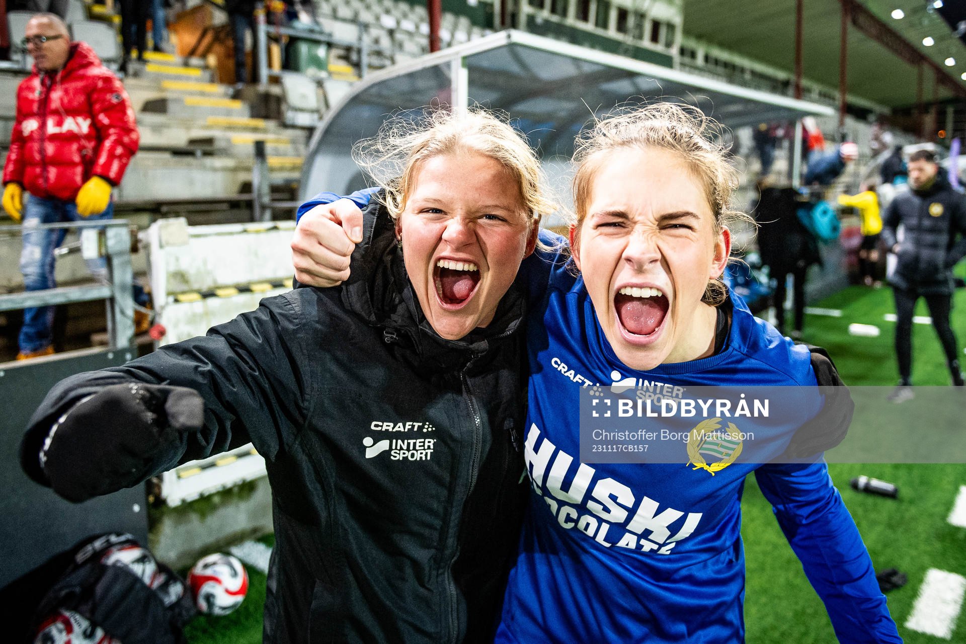 Hammarbys Alva Rosenbom och målvakt Nellie Andersson