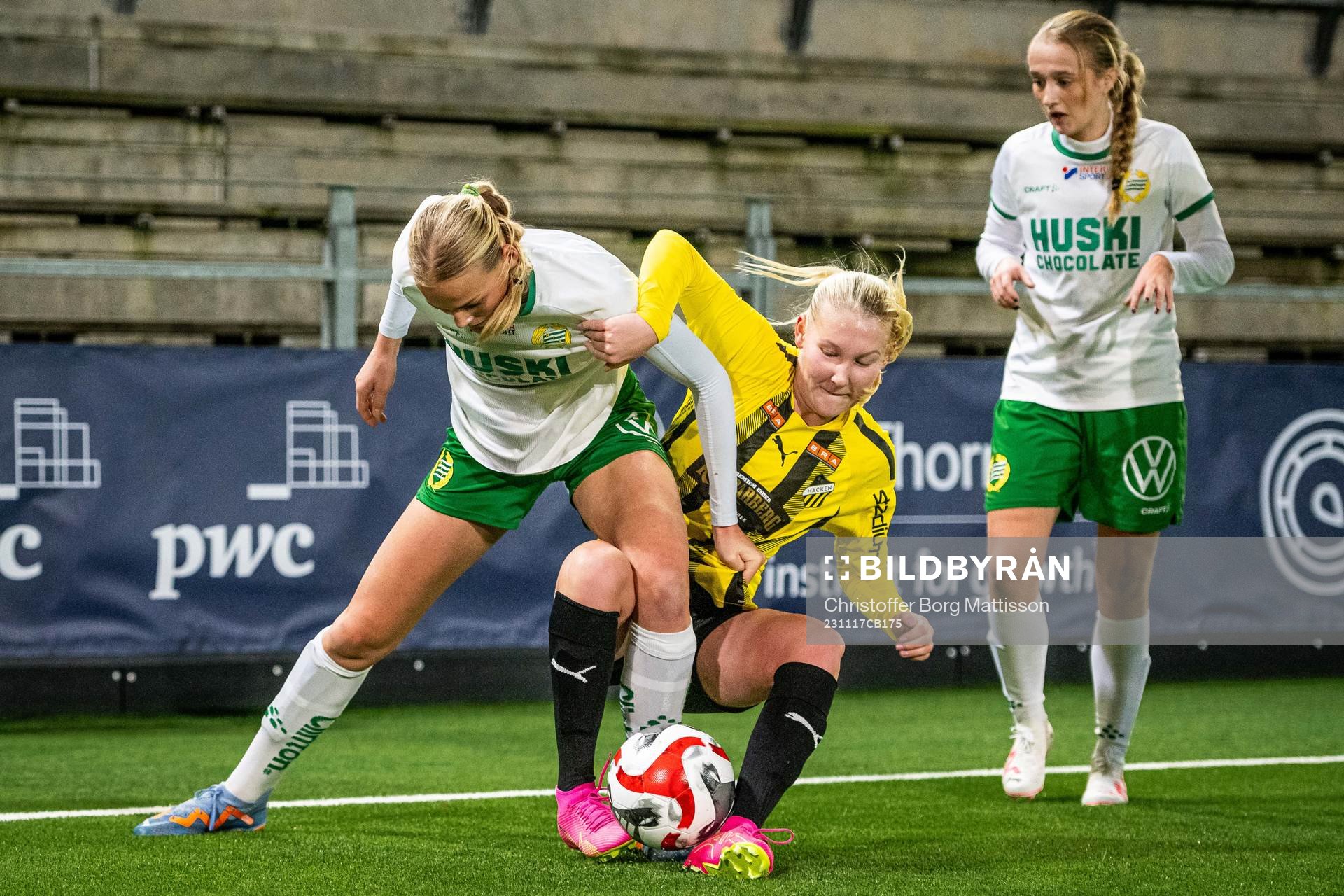 Hammarbys Lykke Ihrfelt och Häckens Alexandra Larsson under fotbollsmatchen i Svenska Spel F19 Slutspel 2023 mellan Häcken och Hammarby den 17 november 2023 i Malmö.