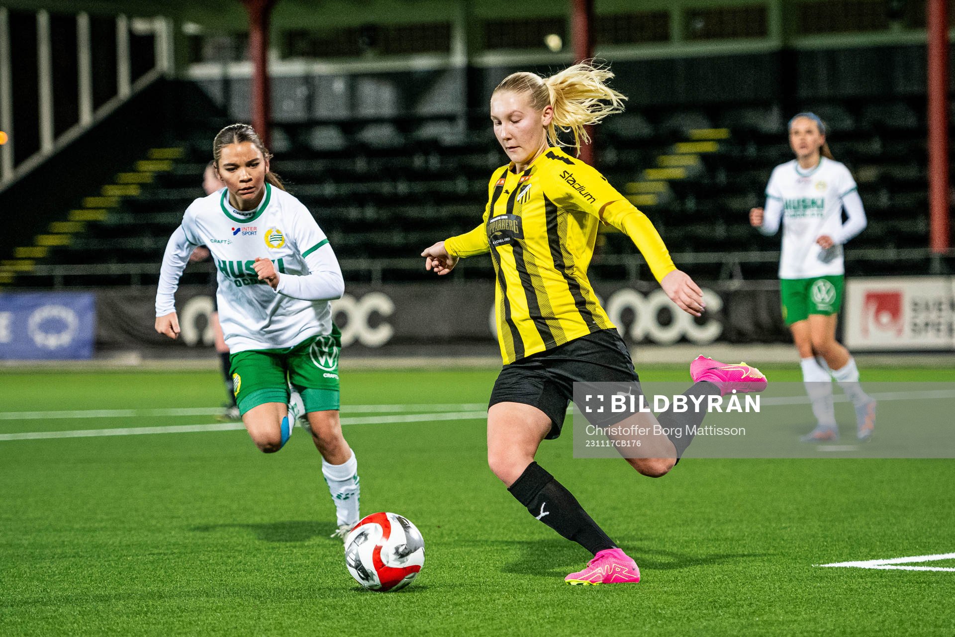 Hammarbys Josefine Gualtieri Göras och Häckens Alexandra Larsson under fotbollsmatchen i Svenska Spel F19 Slutspel 2023 mellan Häcken och Hammarby den 17 november 2023 i Malmö.