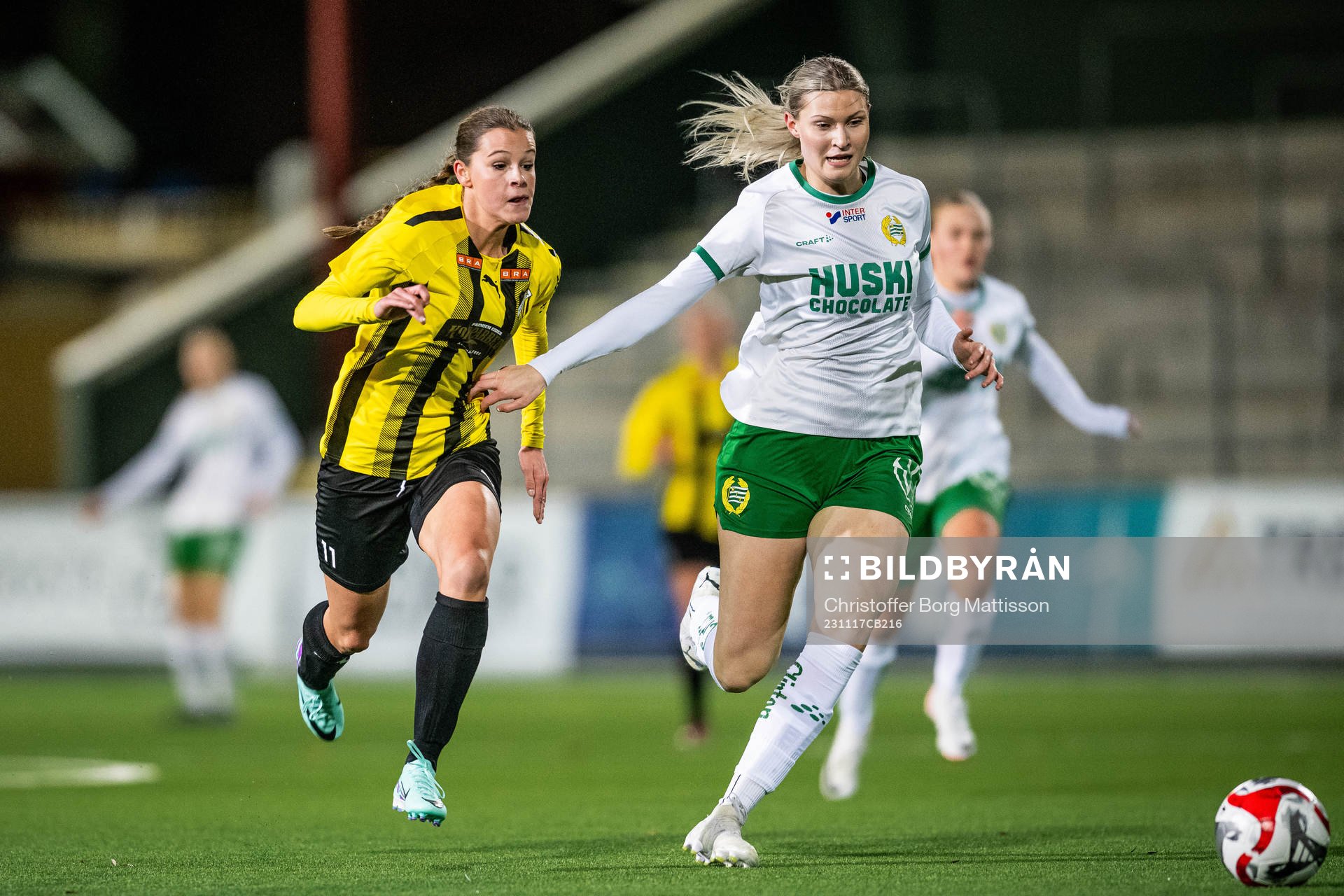 Häckens Lova Sternvik och Hammarbys Julia Krantz under fotbollsmatchen i Svenska Spel F19 Slutspel 2023 mellan Häcken och Hammarby den 17 november 2023 i Malmö.