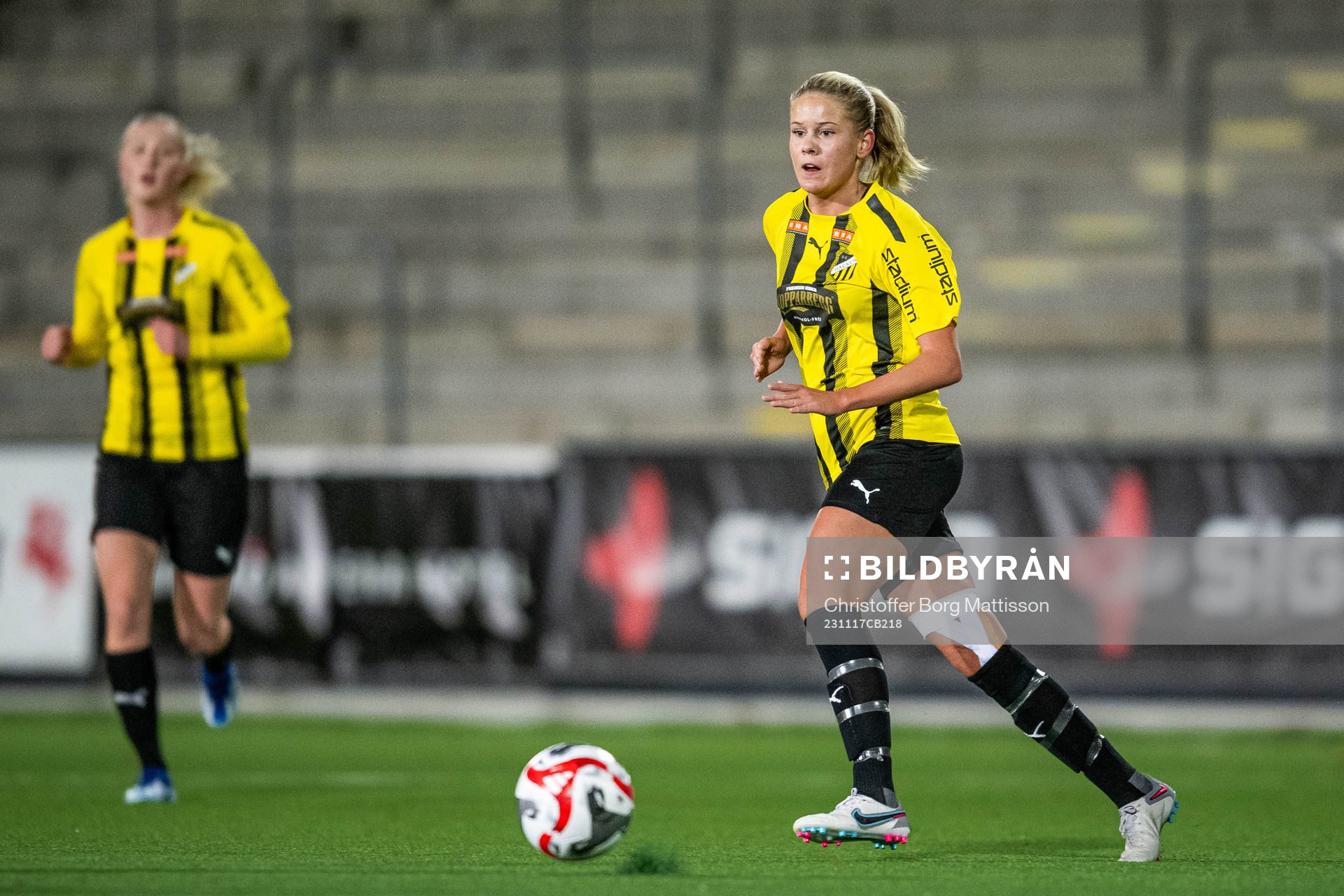 Häckens Tess Olausson under fotbollsmatchen i Svenska Spel F19 Slutspel 2023 mellan Häcken och Hammarby den 17 november 2023 i Malmö.