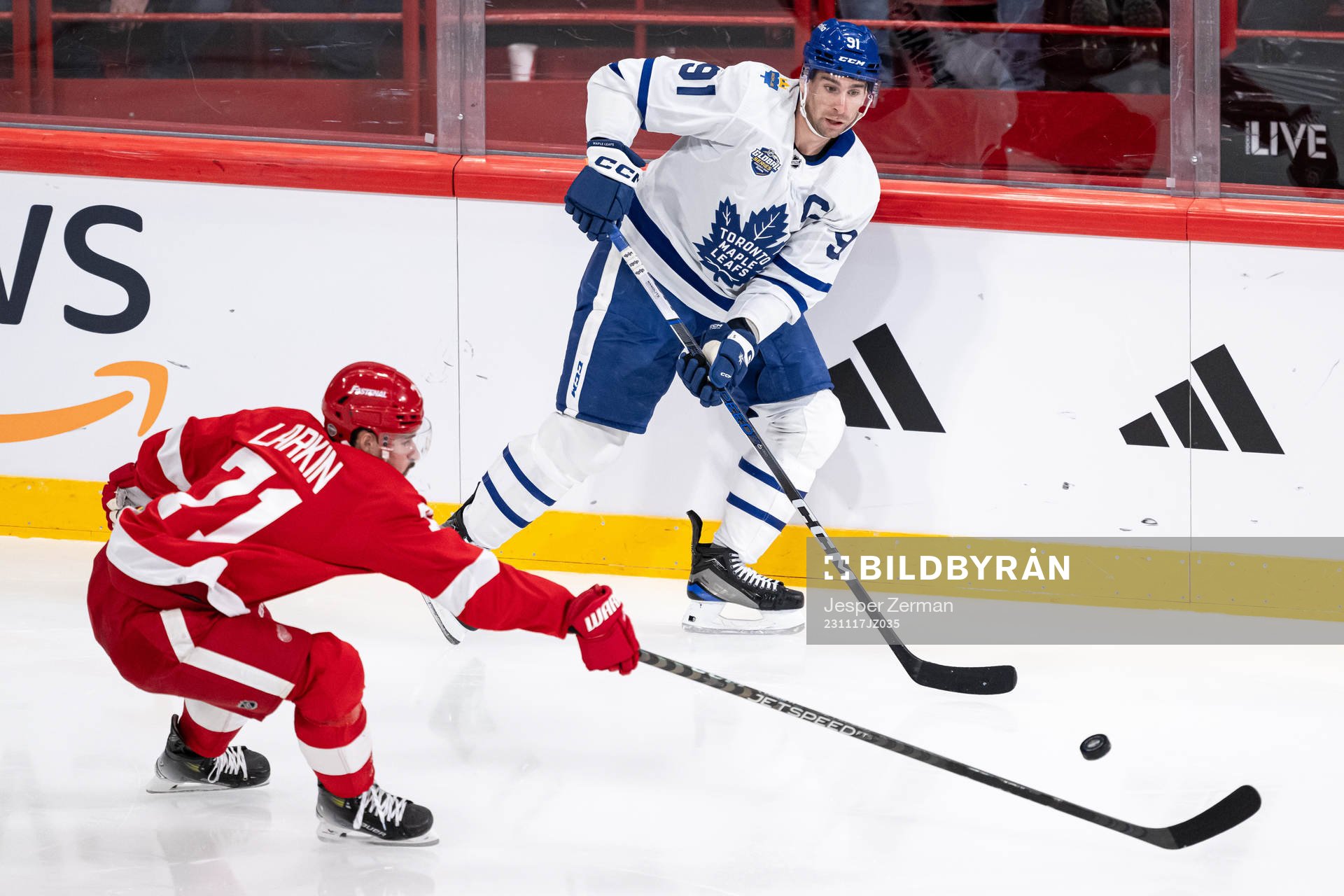 Dylan Larkin of Detroit Red Wings and John Tavares of