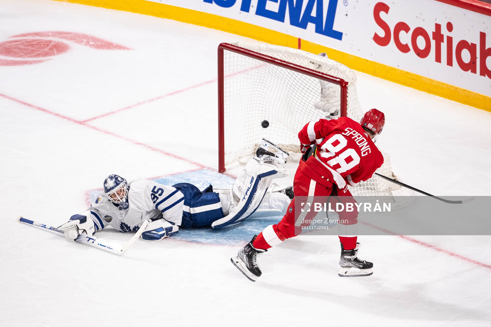 Daniel Sprong of Detroit Red Wings scores the 0-1 goal