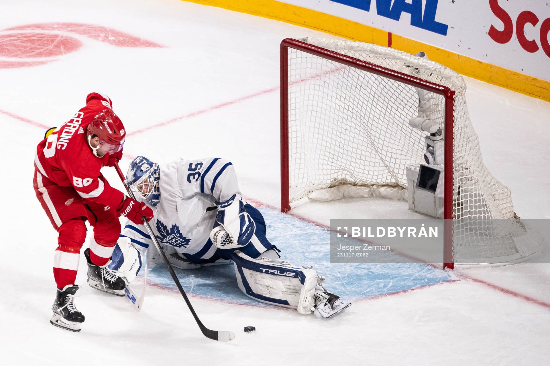 Daniel Sprong of Detroit Red Wings scores the 0-1 goal