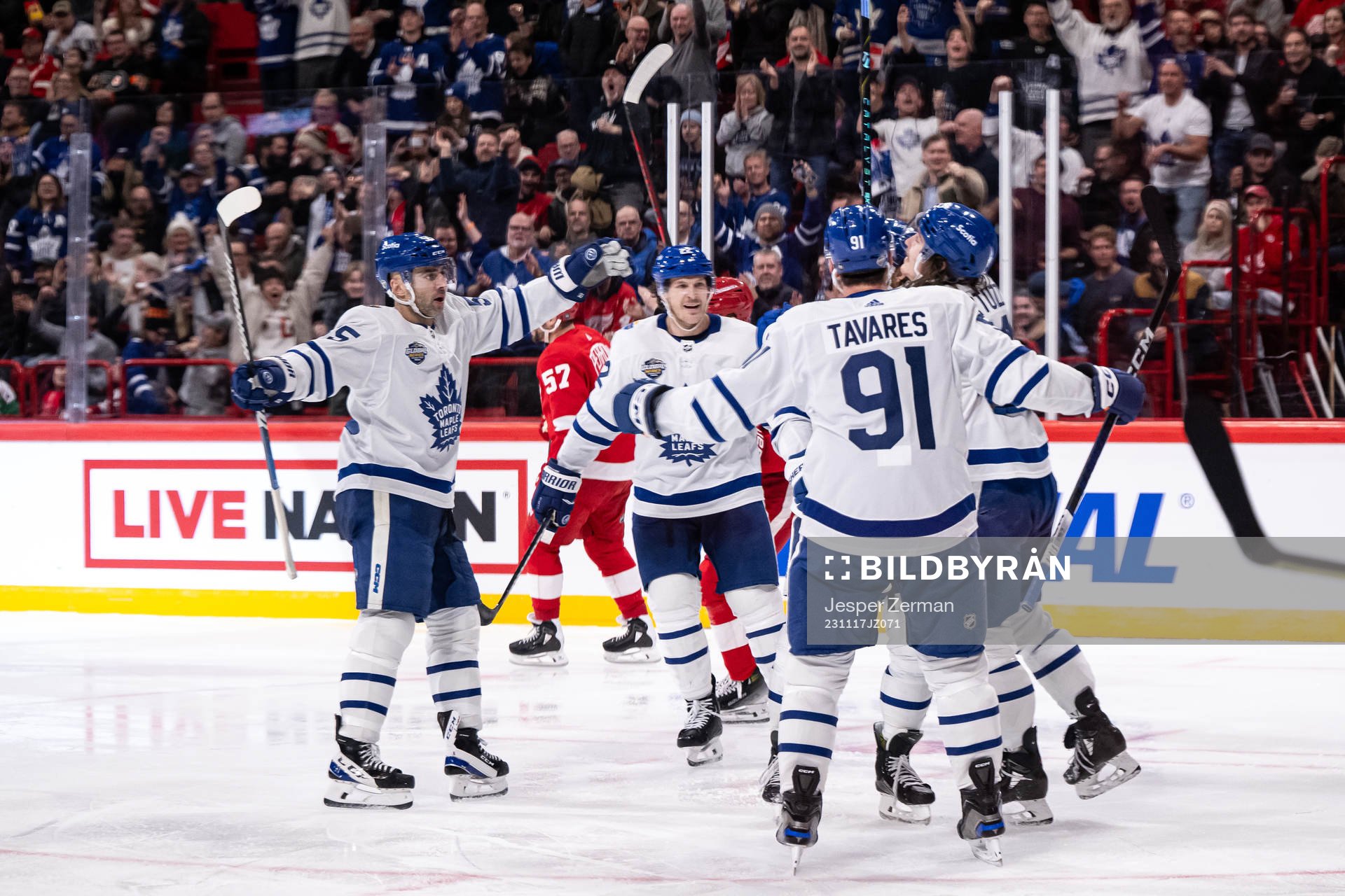 Tyler Bertuzzi of Toronto Maple Leafs celebrate with
