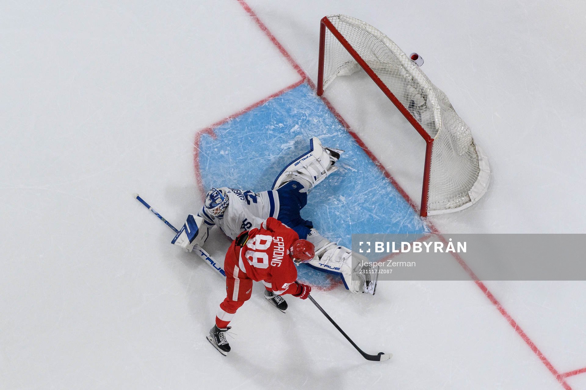 Daniel Sprong of Detroit Red Wings scores 0-1