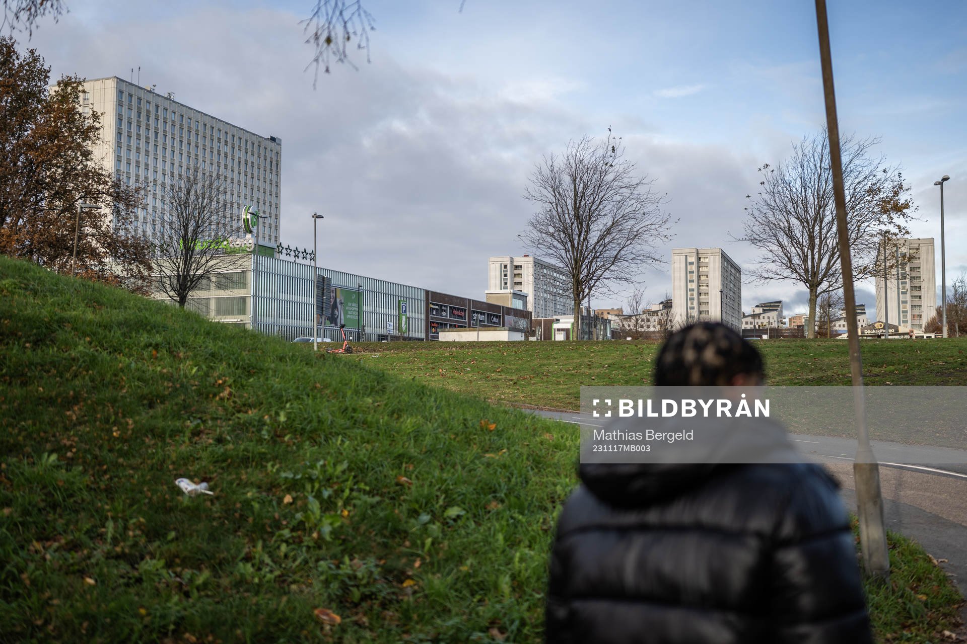 Frölunda Torg syns bakom Häckens Momodou Sonko