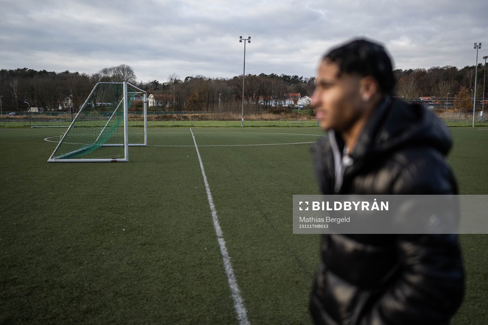 Häckens Momodou Sonko på en fotbollsplan vid Välens