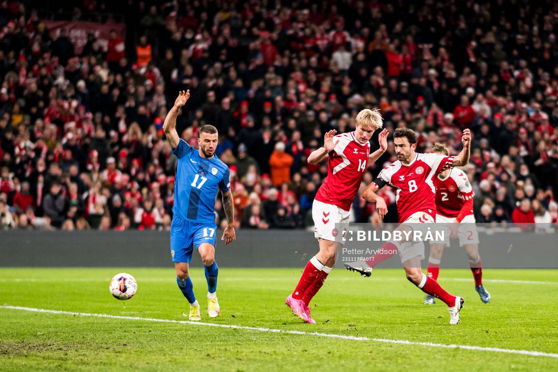 Thomas Delaney of Denmark scores the 2-1 goal