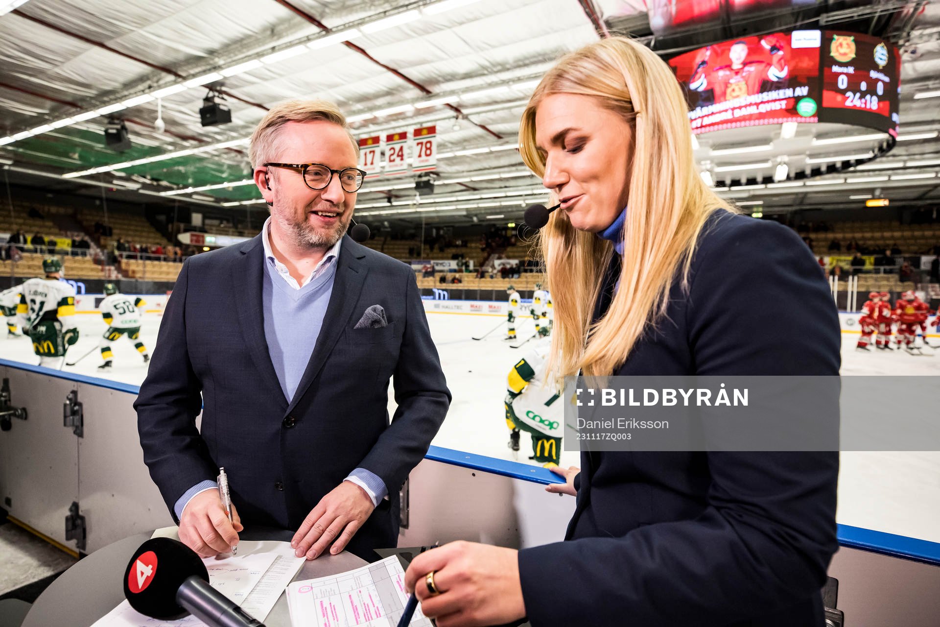 TV4s Fredrik Söderström och Kajsa Kalmeus innan