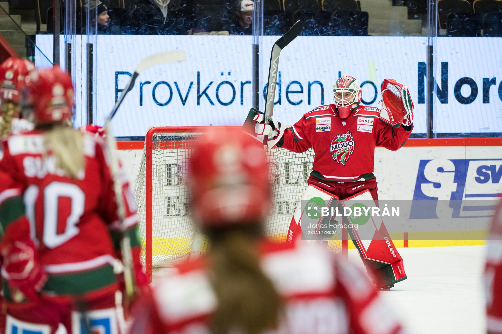 Modos målvakt Andrea Brändli jublar