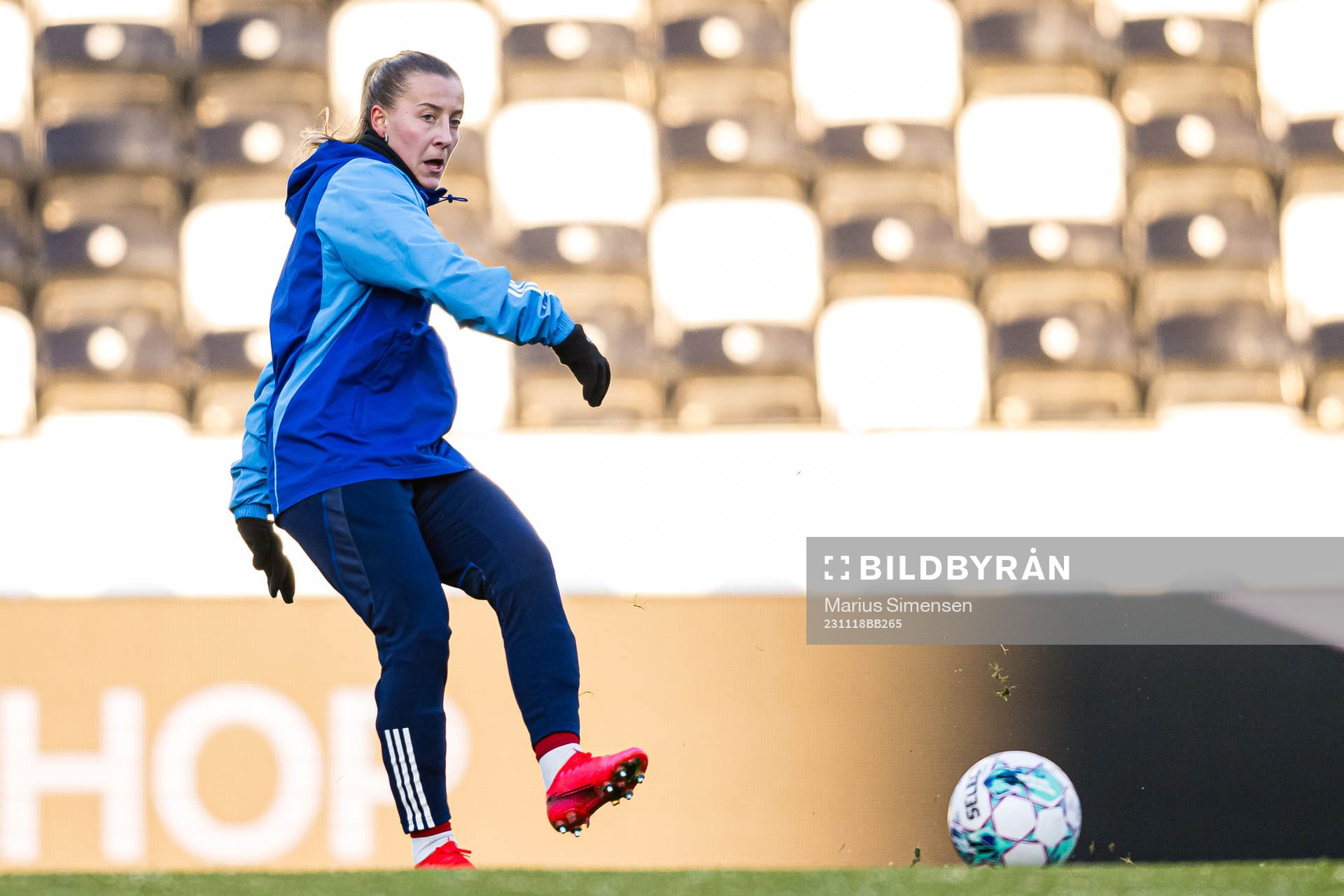 Stine Nybø Brekken of Vålerenga warms up