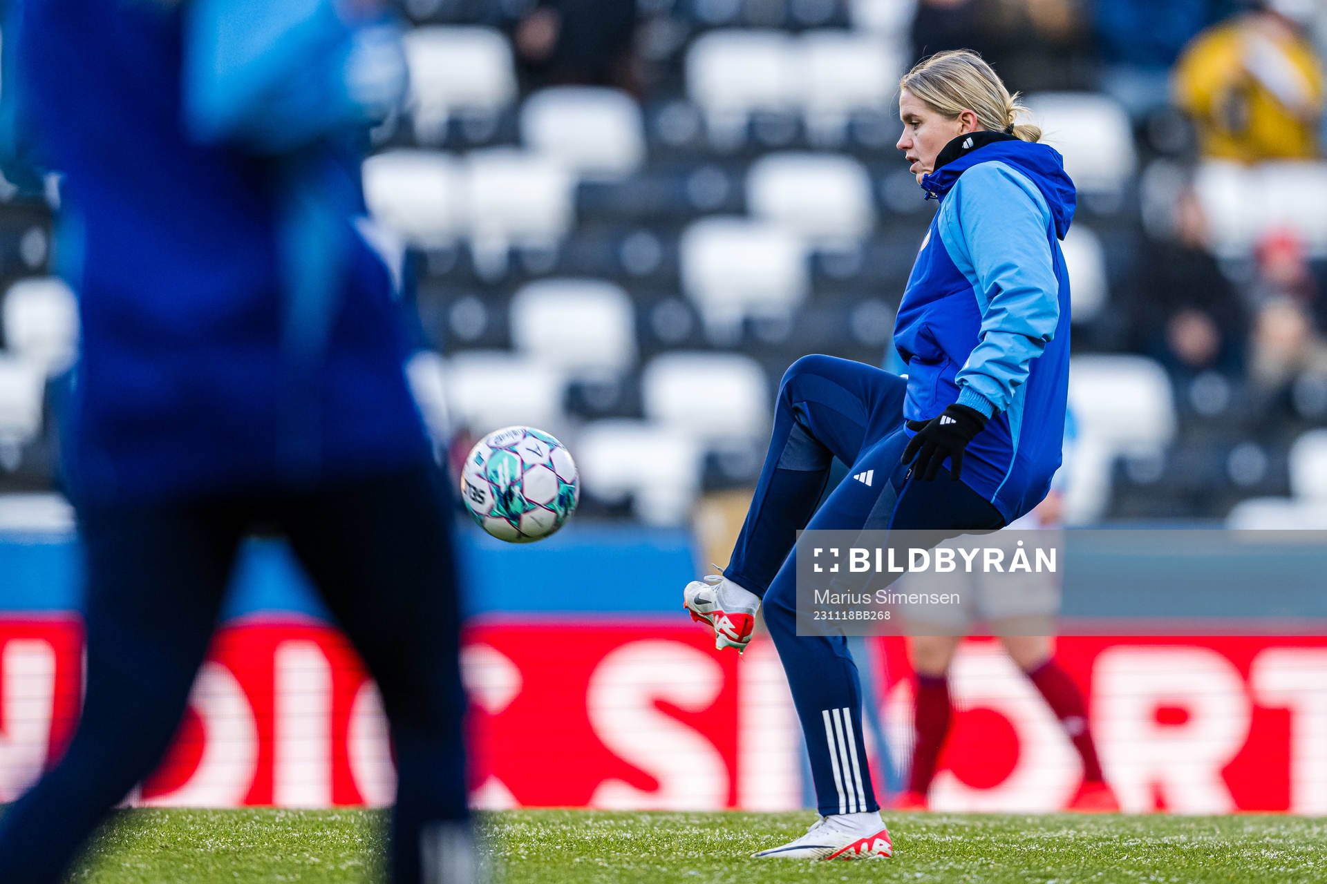 Elise Thorsnes of Vålerenga warms up