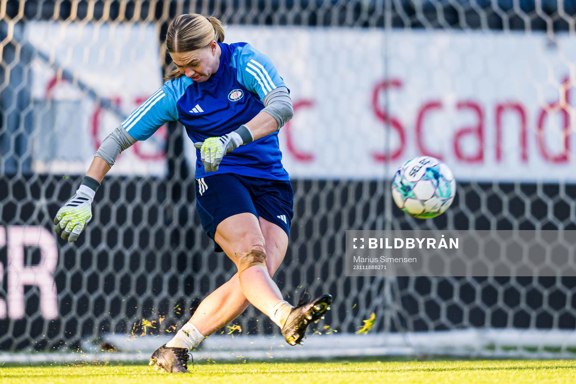 Jalen Tompkins of Vålerenga warms up