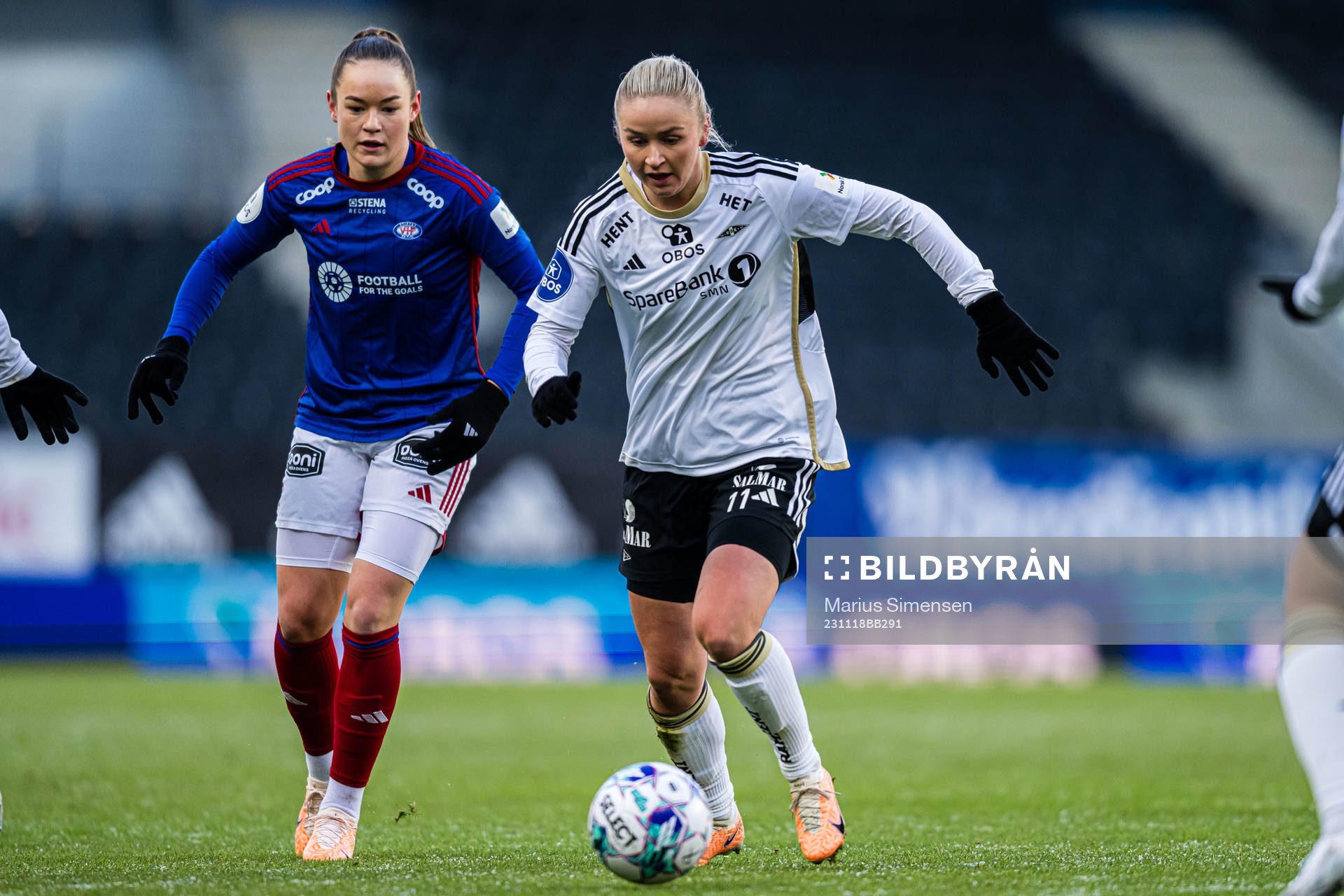 Janni Thomsen of Vålerenga and Anna Jøsendal of Rosenborg