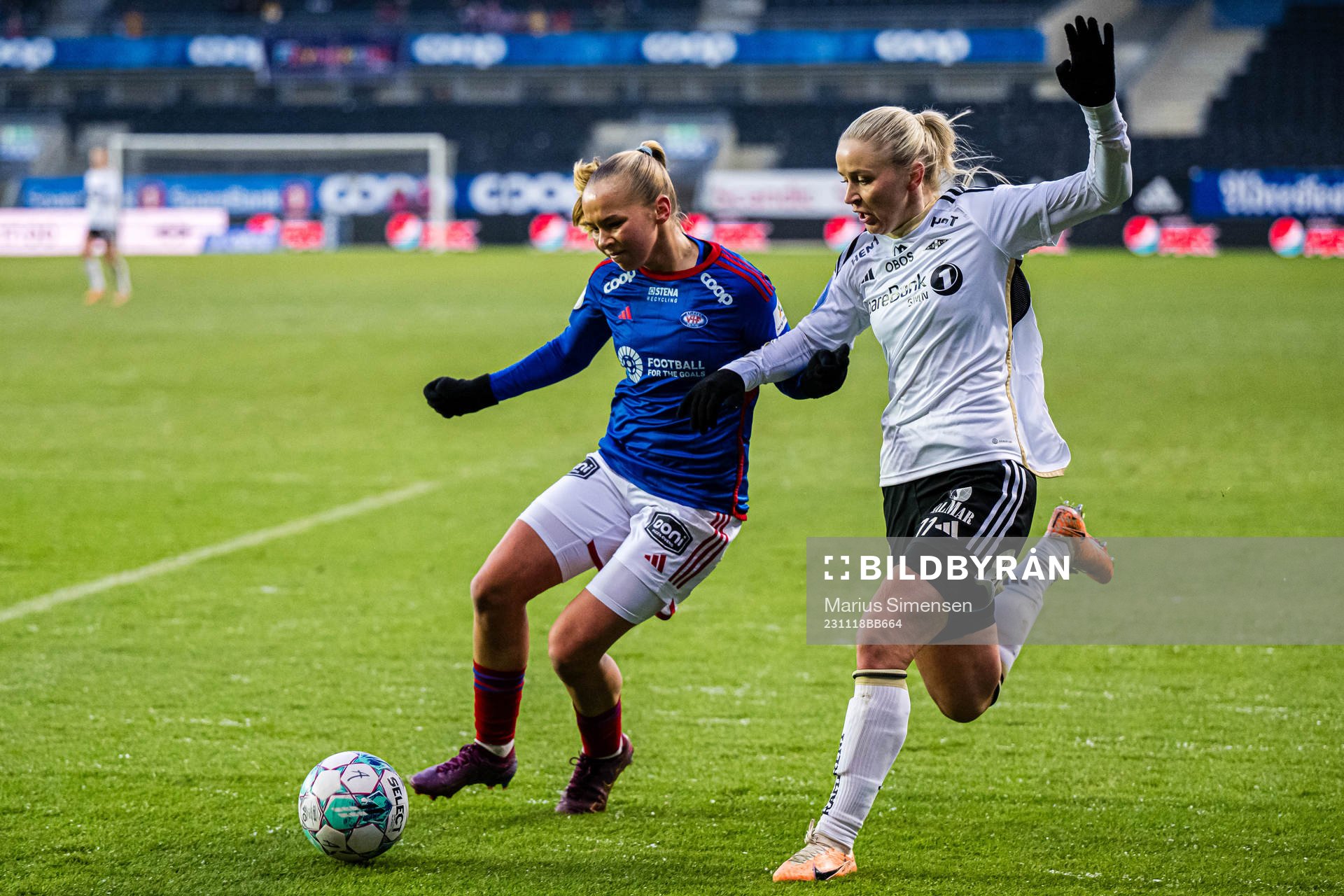 Thea Bjelde of Vålerenga and Anna Jøsendal of Rosenborg