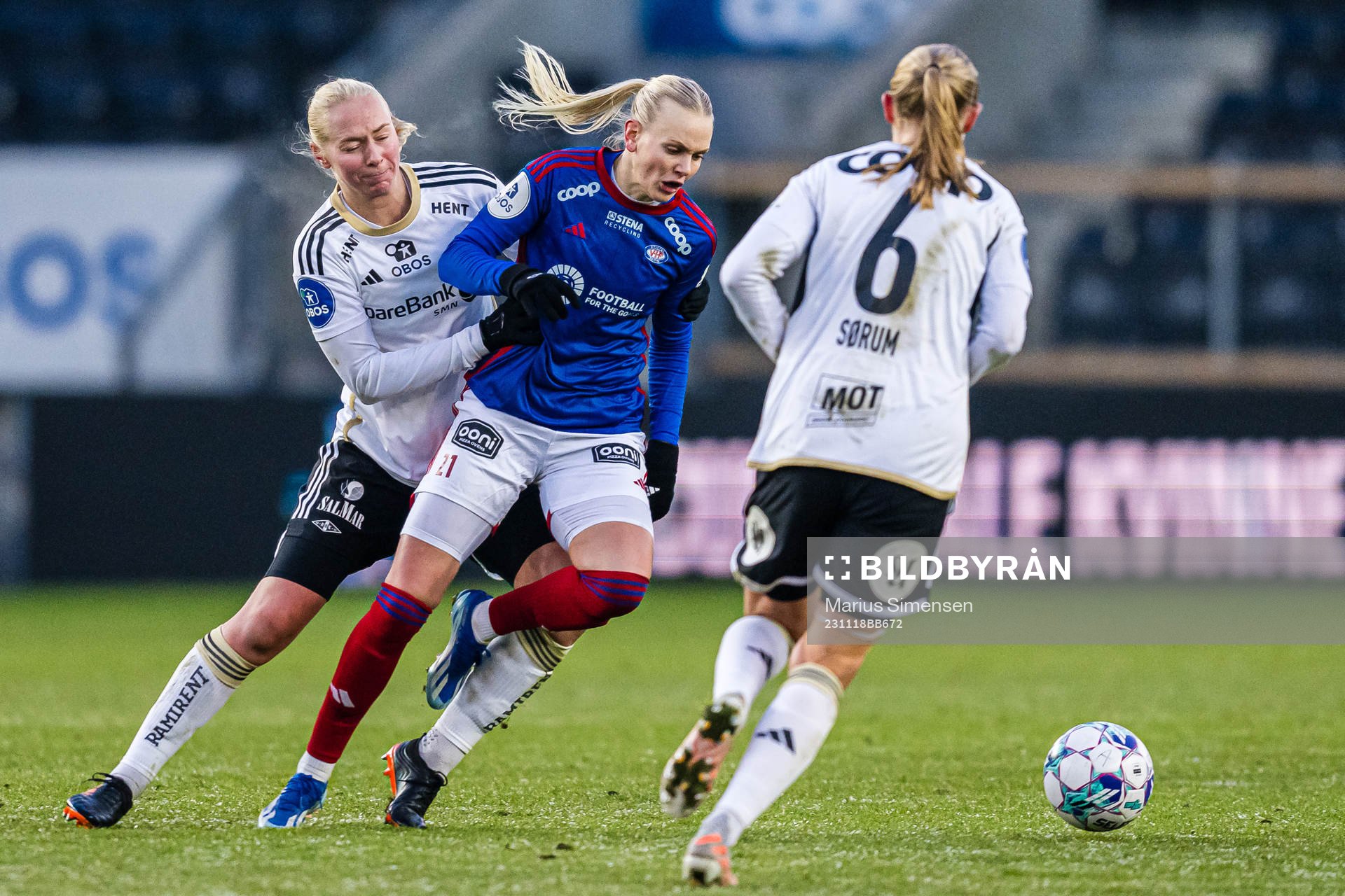 Sara Iren Lindbak Hørte of Rosenborg and Karina Sævik of