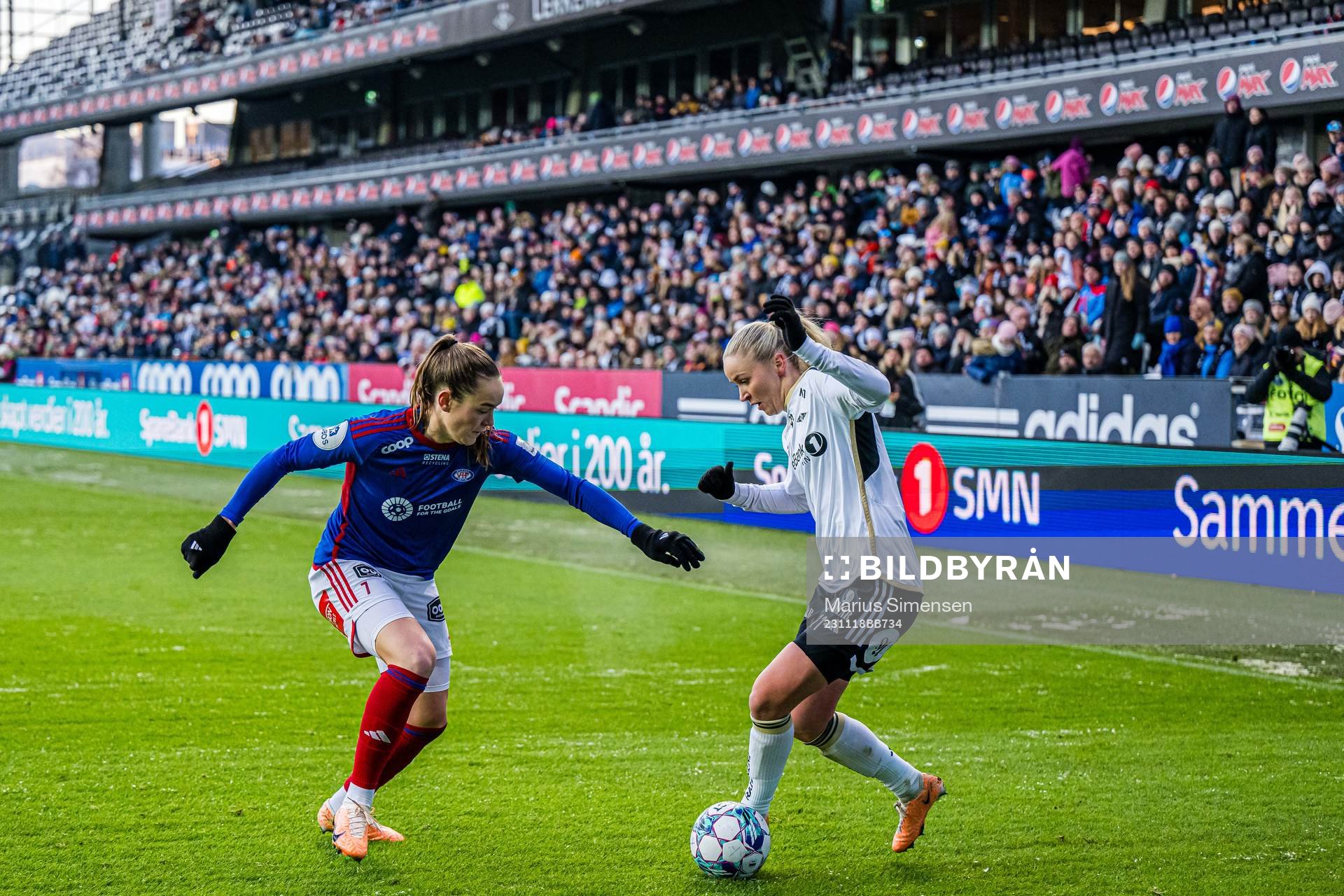 Janni Thomsen of Vålerenga and Anna Jøsendal of Rosenborg