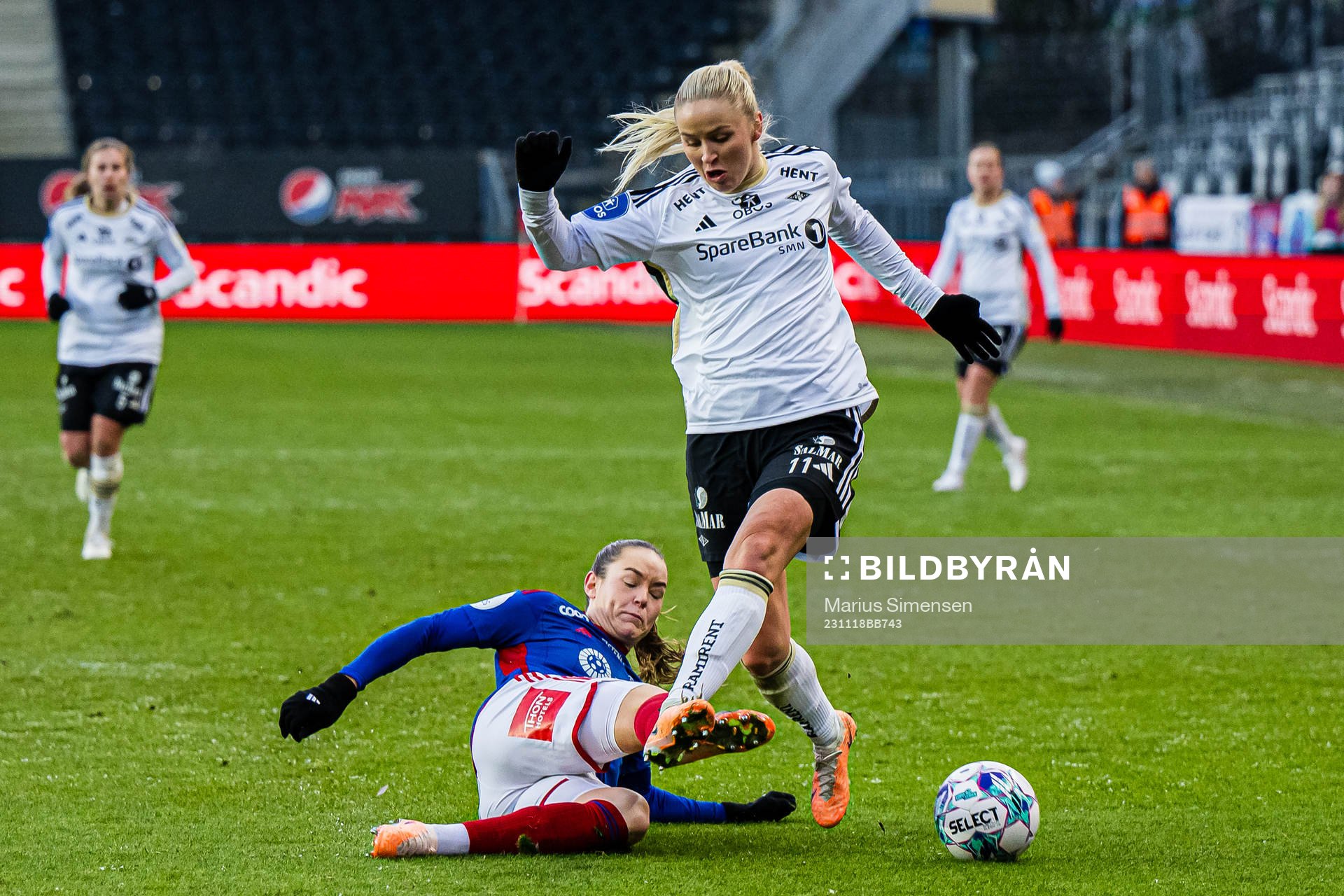 Janni Thomsen of Vålerenga and Anna Jøsendal of Rosenborg