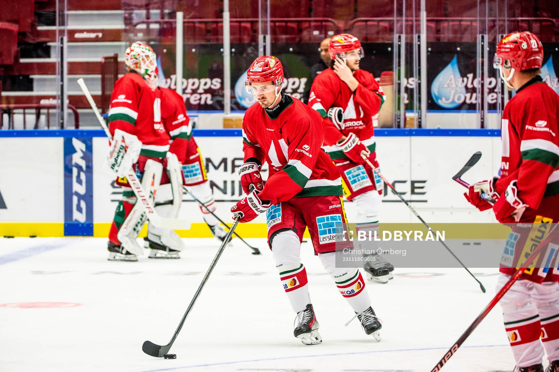 MoDos David Bernhardt värmer upp innan ishockeymatchen i