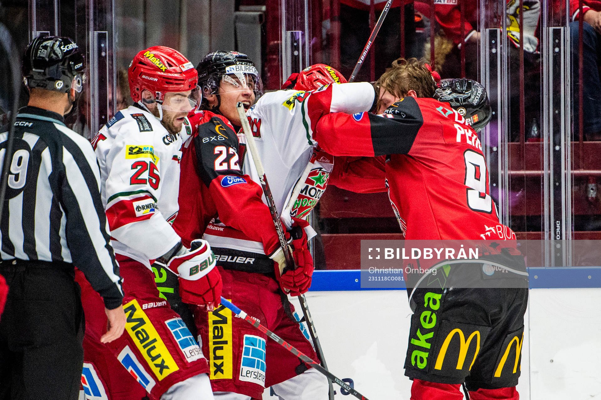 MoDos Mikkel Aagaard och Malmö Redhawks Carl Persson  i