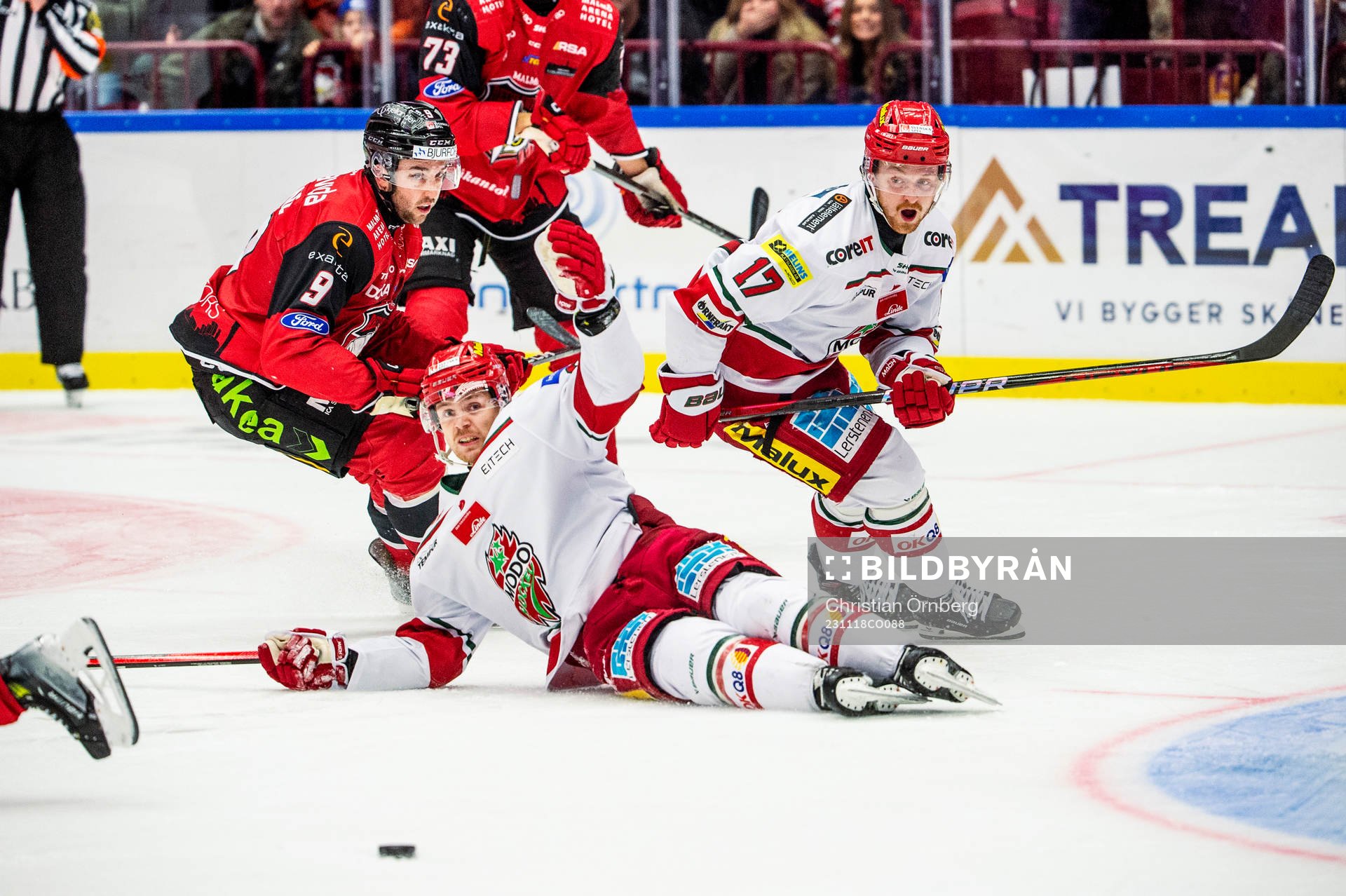 Malmö Redhawks Alan Quine mot MoDos Mikkel Aagaard och