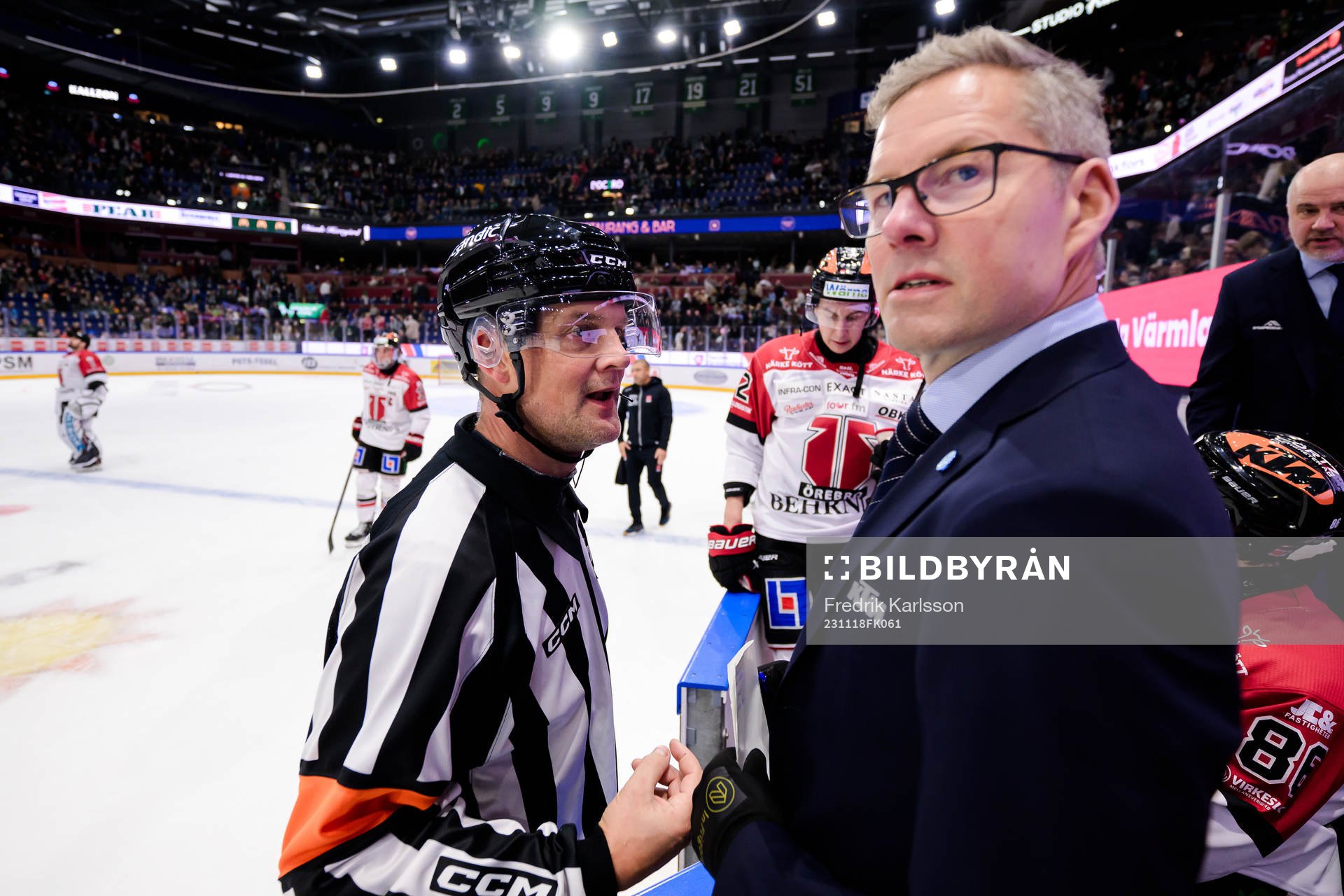 Domare Mikael Nord i samtal med Örebros tränare Johan