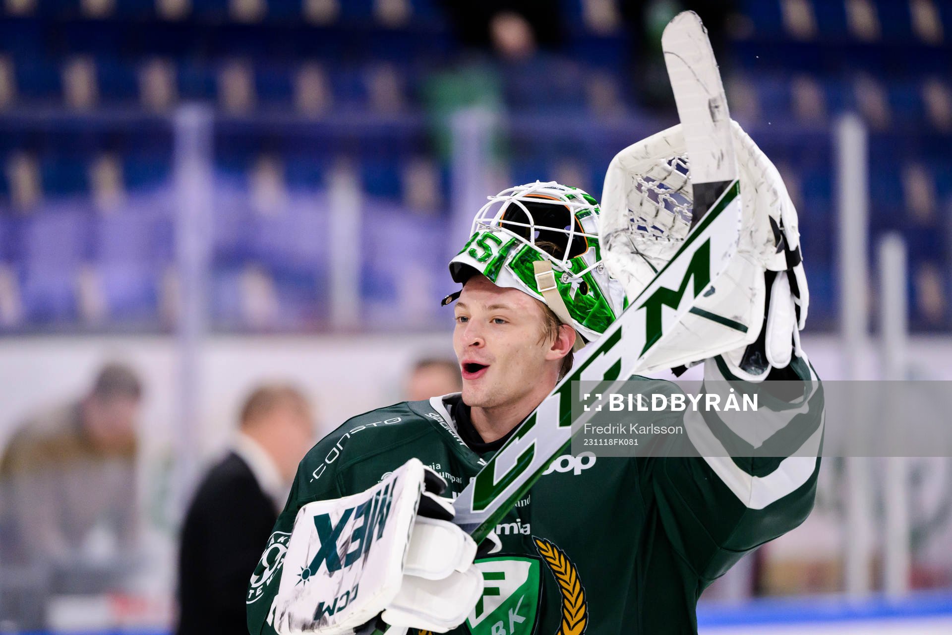 Färjestads målvakt Carl Lindbom jublar