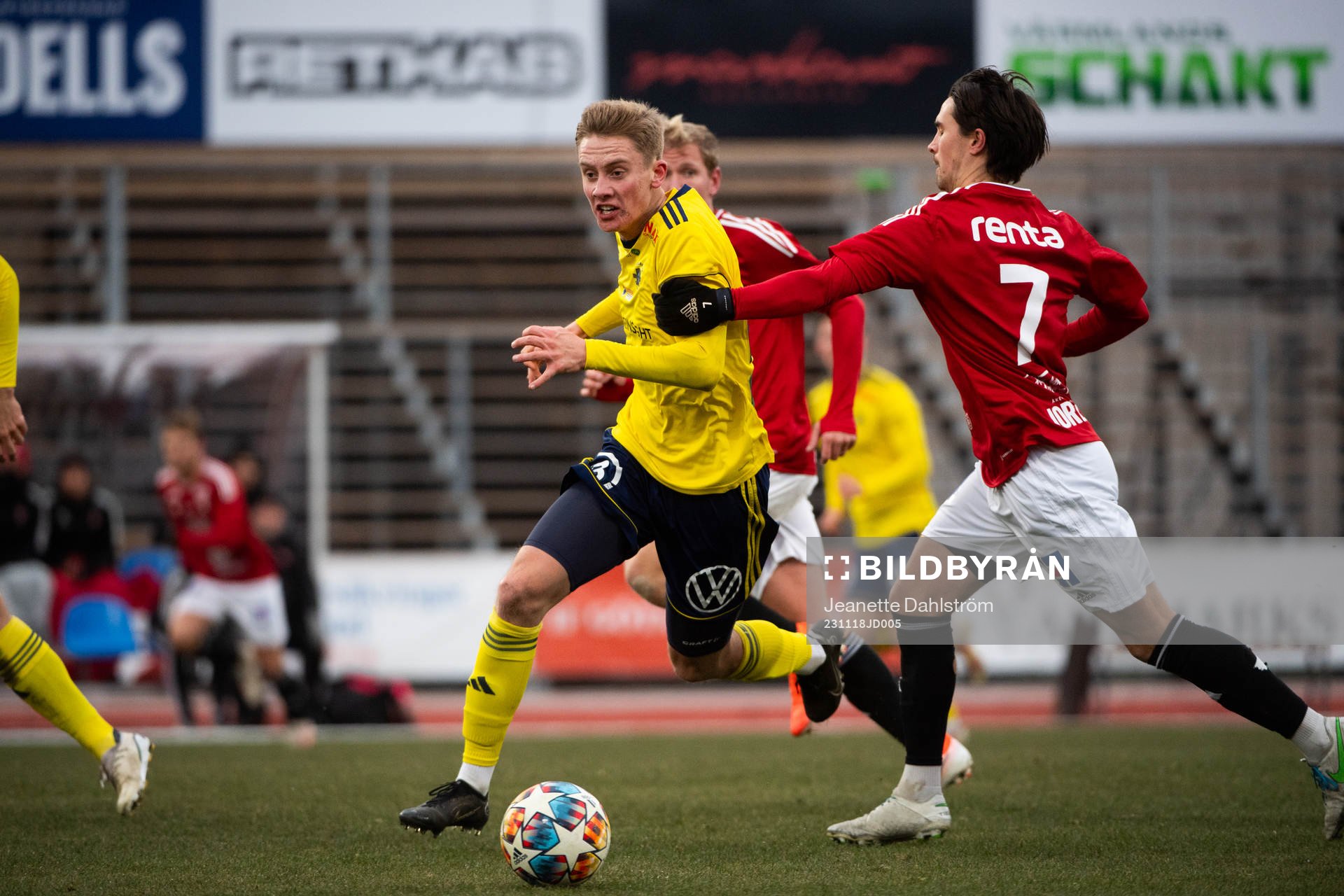 Ängelholms Karl Gunnarsson och Karlstads André Jernberg under kvalet till Ettan södra mellan Karlstad och Ängelholm den 18 november 2023 i Karlstad.