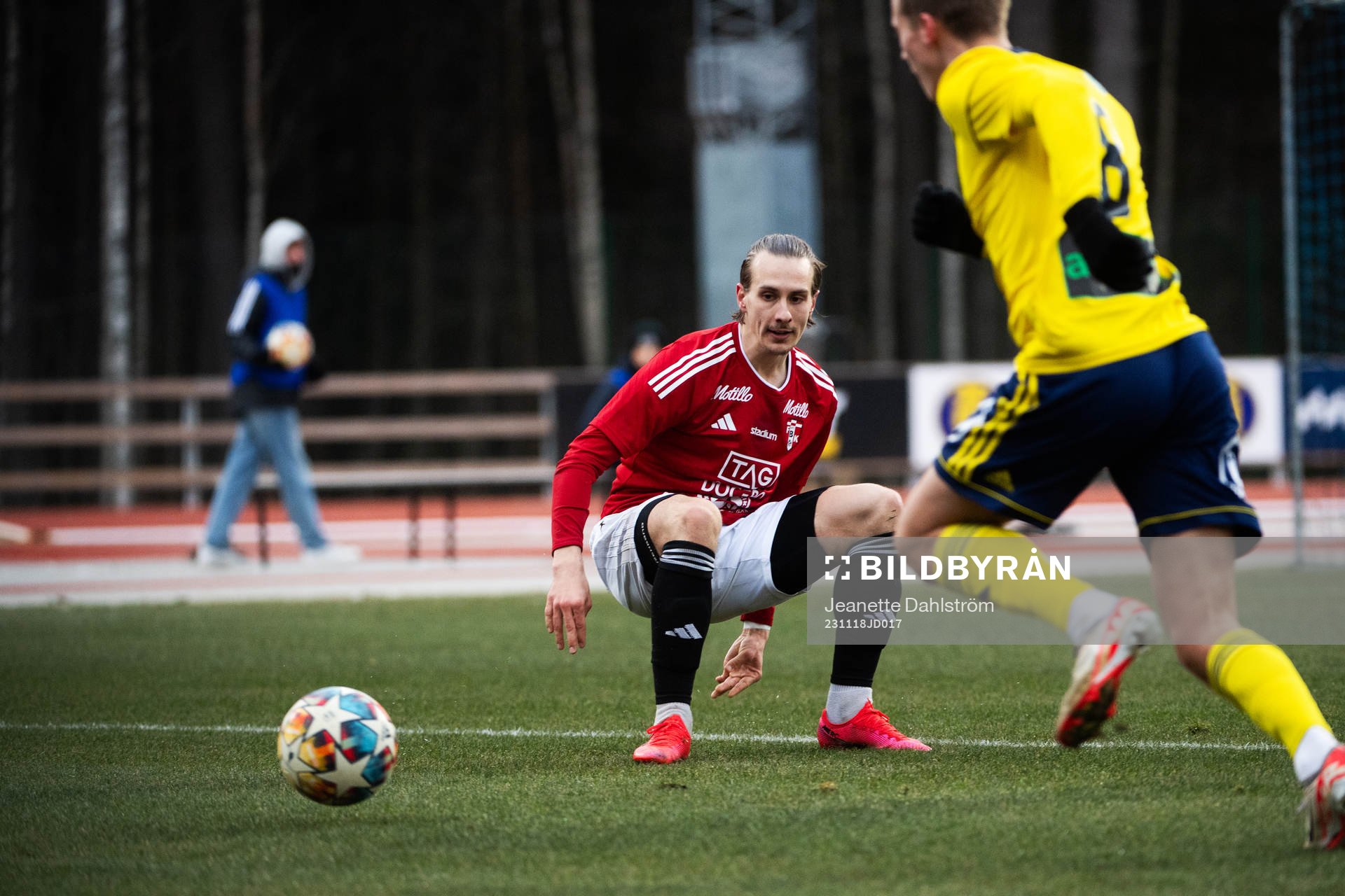Karlstads Oliver Kåhed och Ängelholms Jens Magnusson under kvalet till Ettan södra mellan Karlstad och Ängelholm den 18 november 2023 i Karlstad.