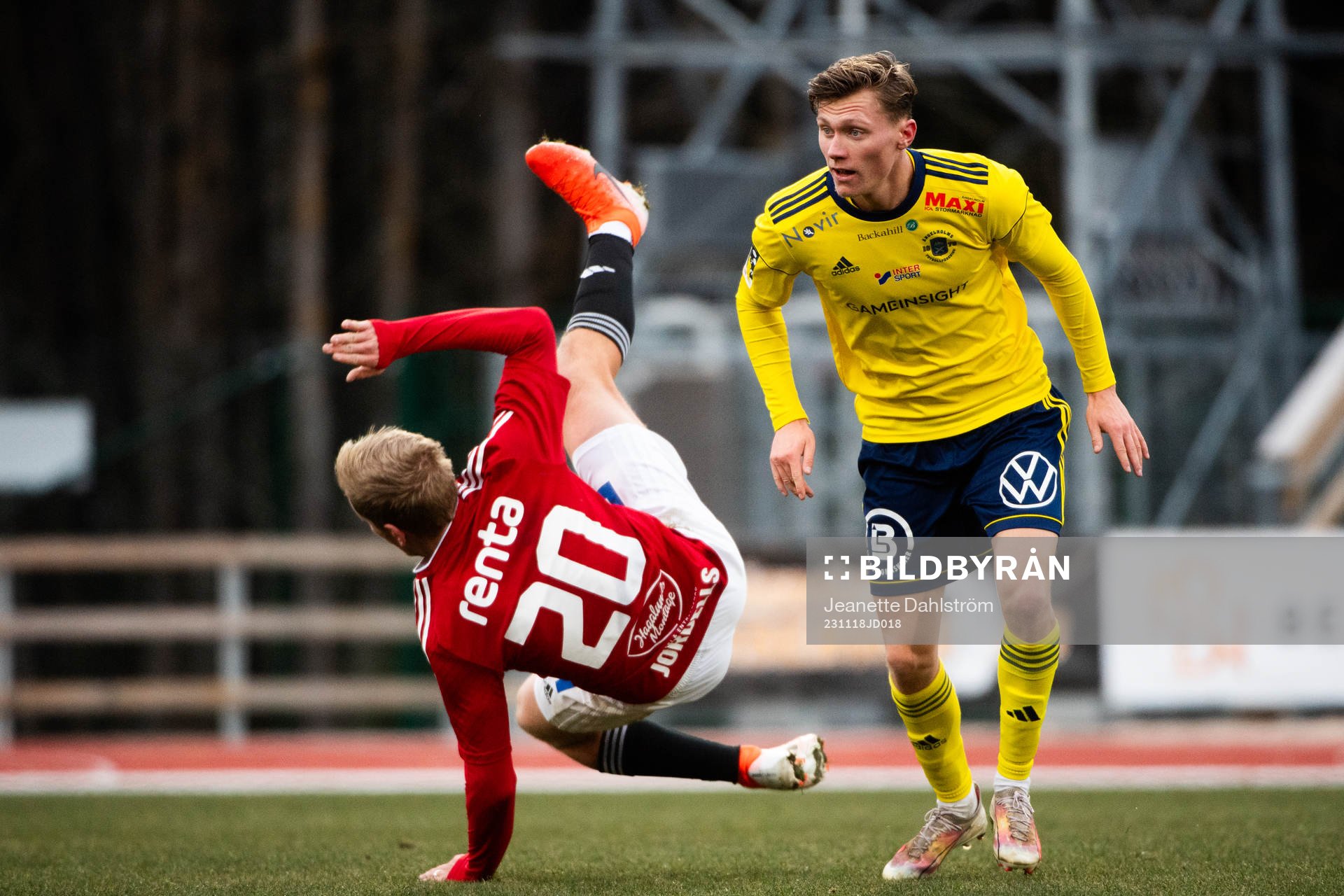 Karlstads Oliver Nilsson och Ängelholms William Lindberg under kvalet till Ettan södra mellan Karlstad och Ängelholm den 18 november 2023 i Karlstad. 