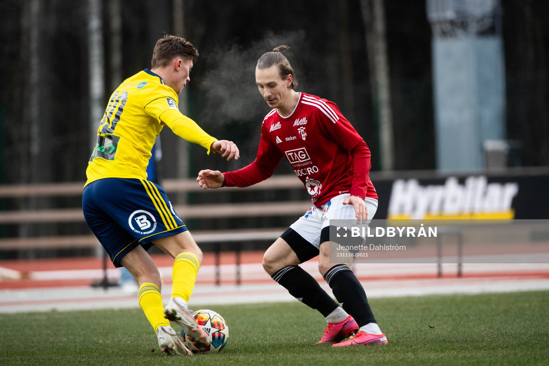 Ängelholms Anton Nilsson och Karlstads Oliver Kåhed under kvalet till Ettan södra mellan Karlstad och Ängelholm den 18 november 2023 i Karlstad.