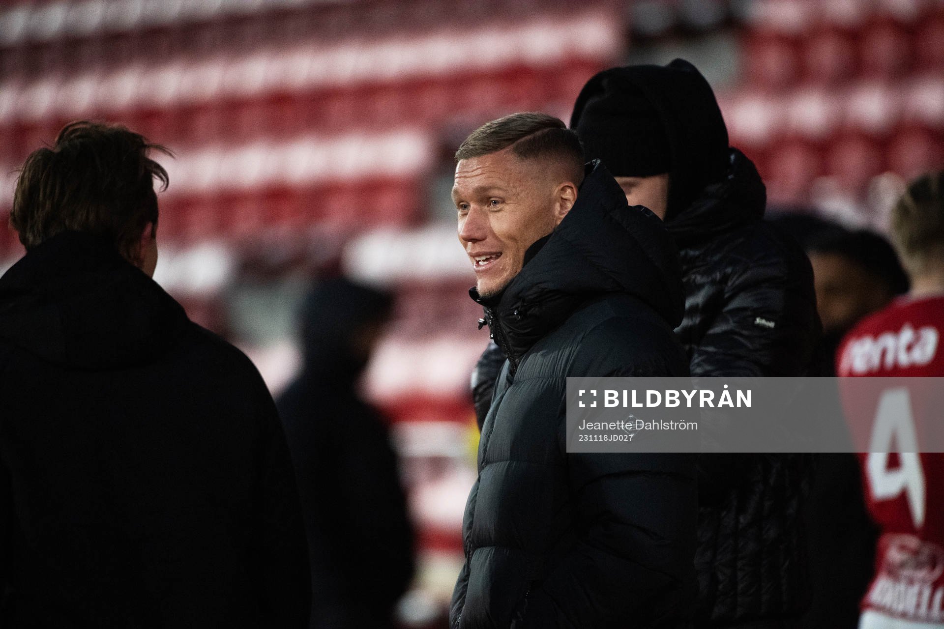 Victor Edvardsen pratar med Karlstad spelare