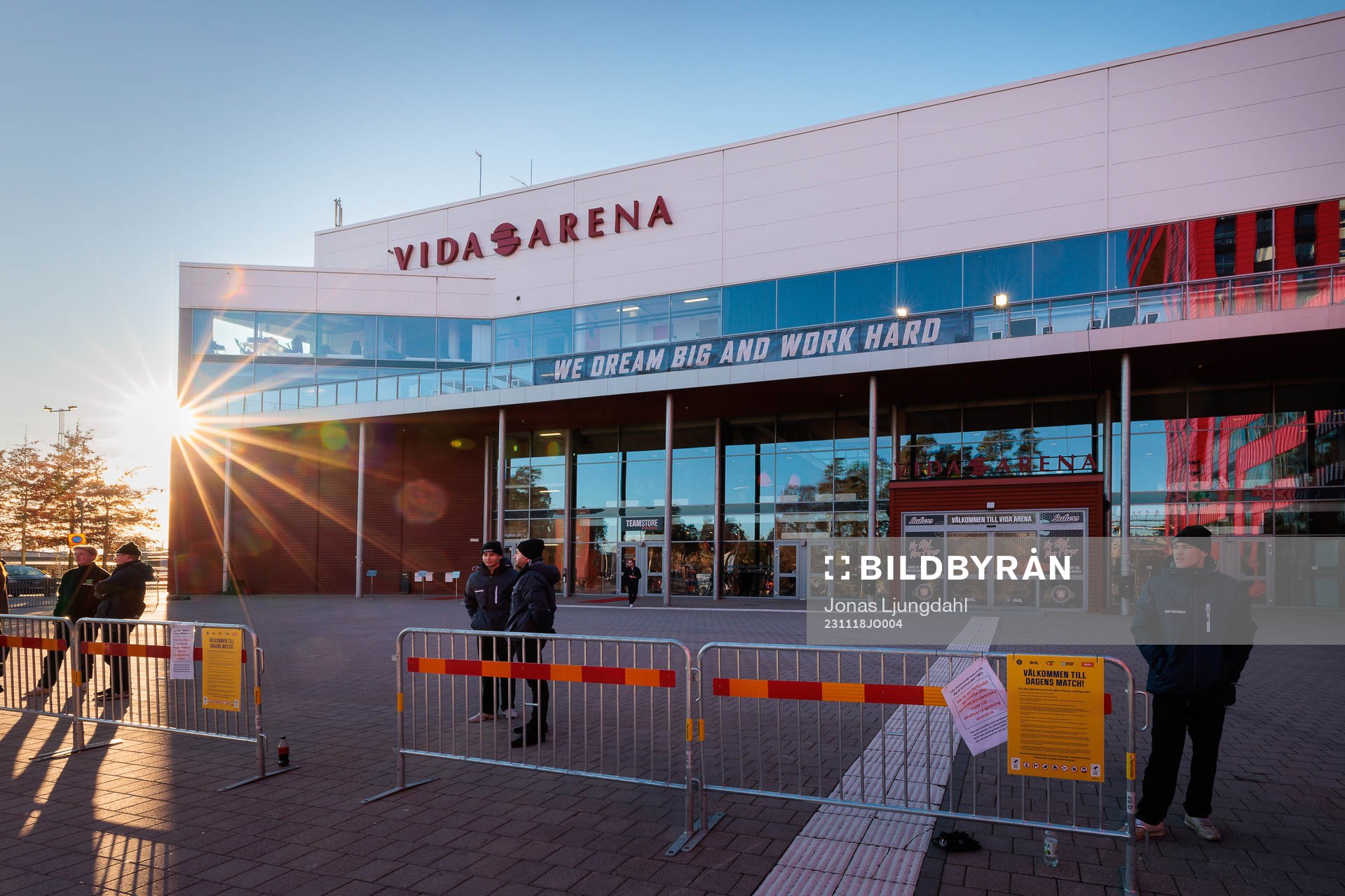 Exteriör vy av Vida arena före ishockeymatchen i SHL
