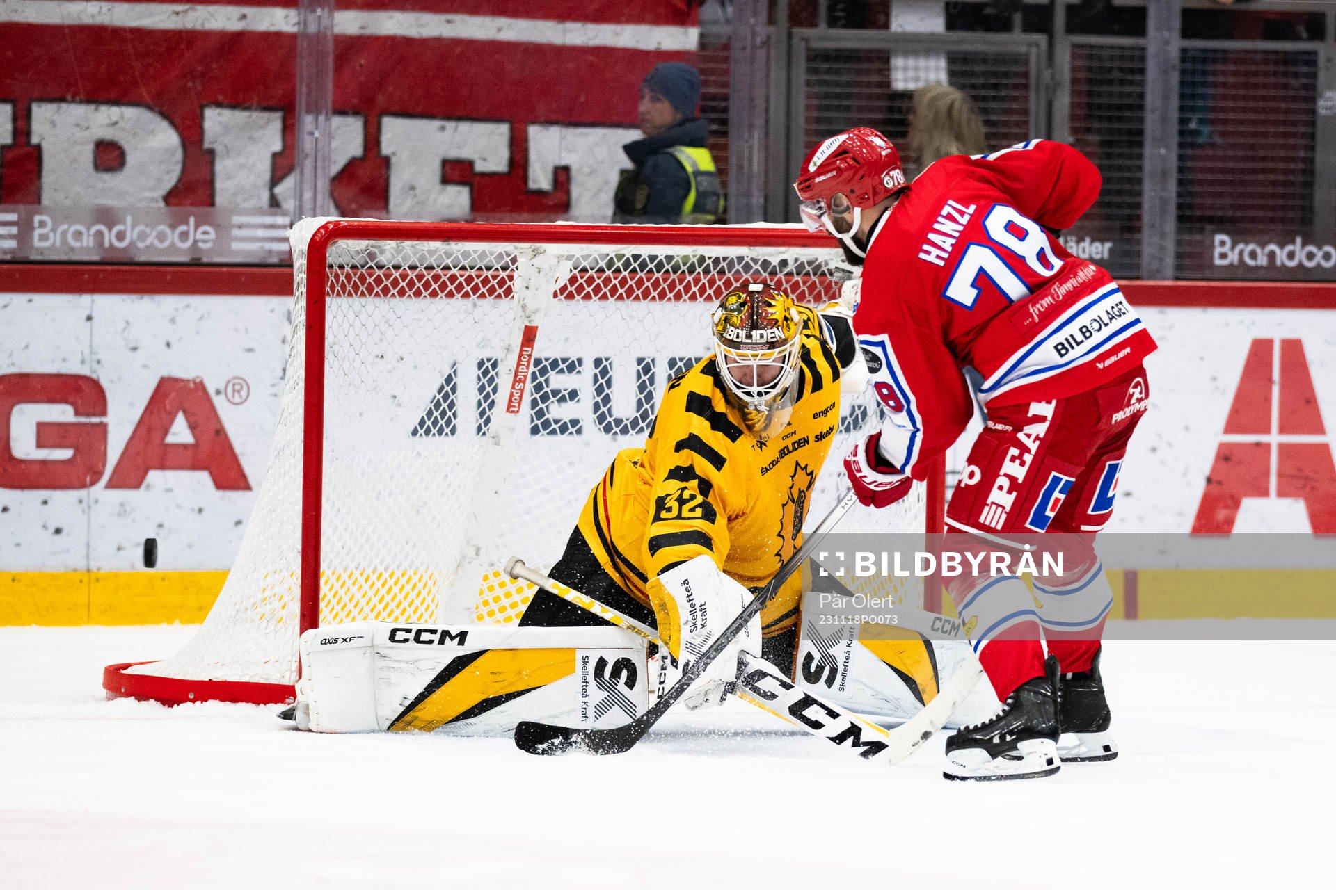 Skellefteås målvakt Linus Söderström räddar straff