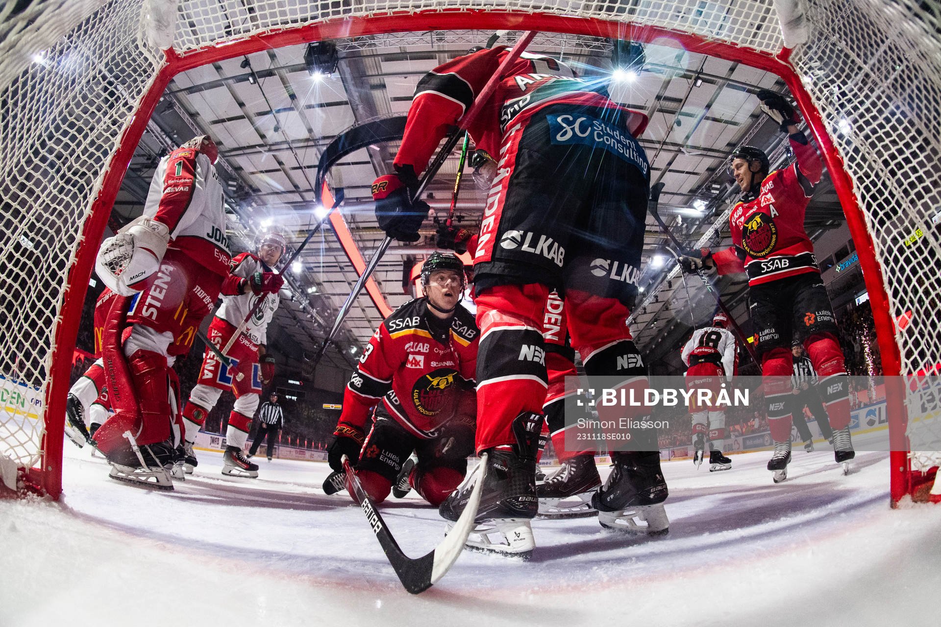 Luleås Jesper Sellgren och lagkamrater jublar