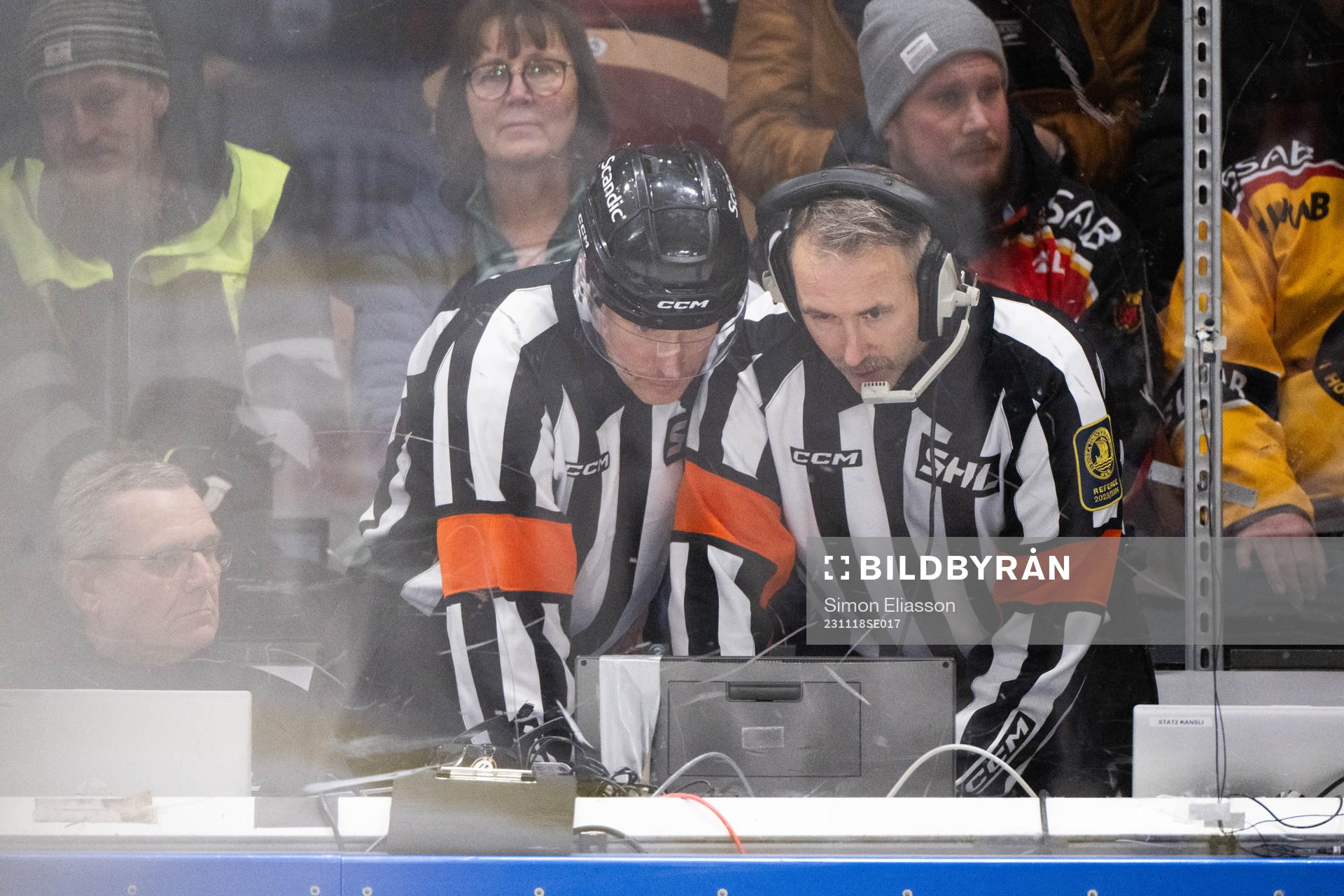 Domare Tobias Björk och Domare Linus Öhlund videogranskar