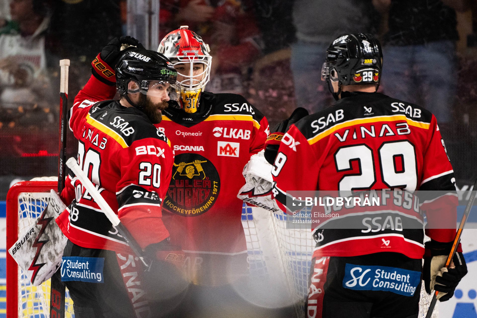 Luleås Jack Connolly och målvakt Matteus Ward jublar