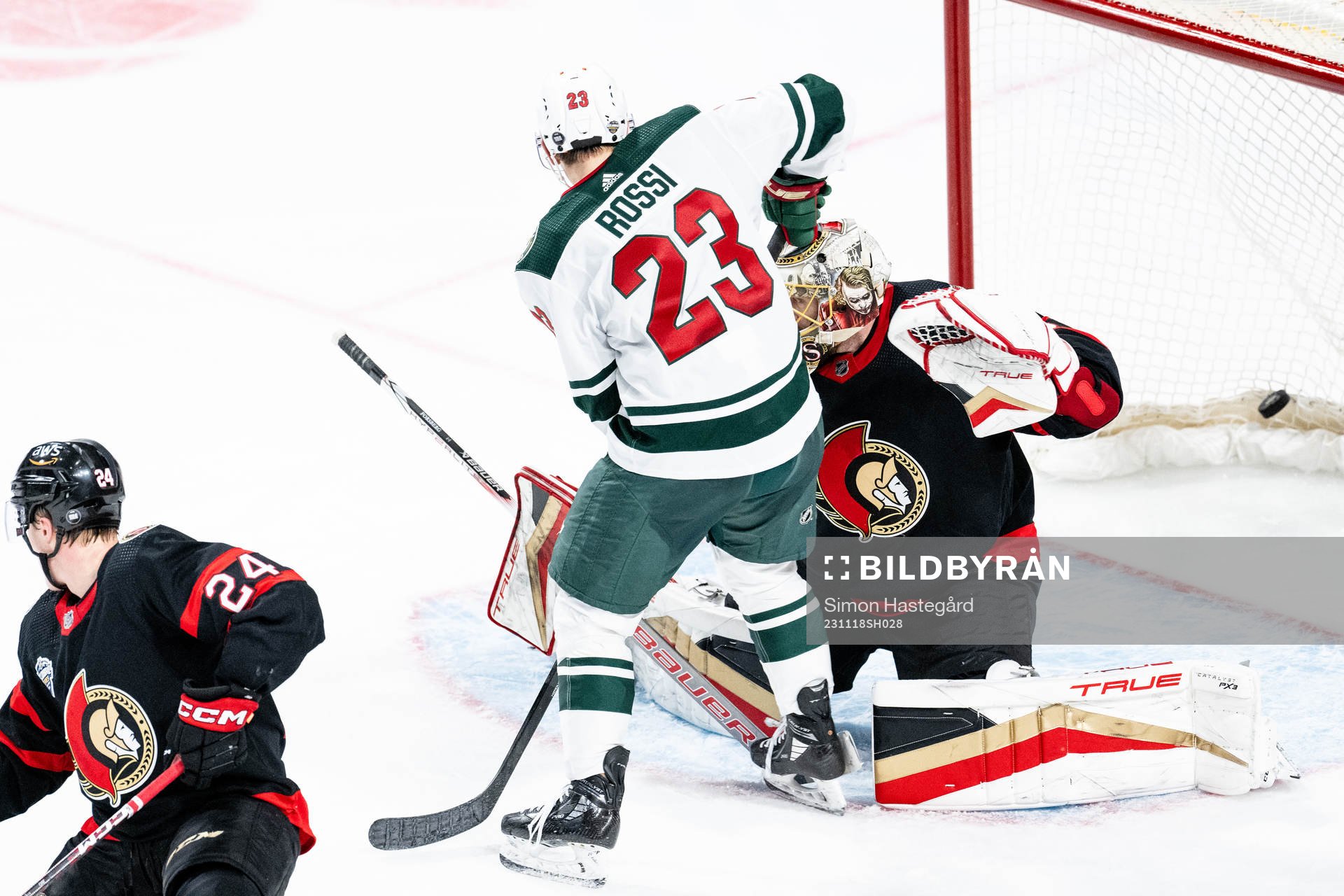 Marco Rossi of Minnesota Wild scores the 1-0 goal behind